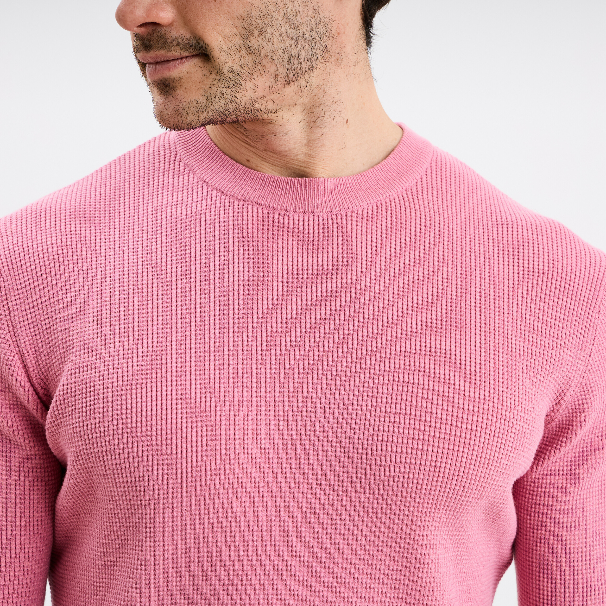 Pull en maille textur&eacute;e col rond rose homme