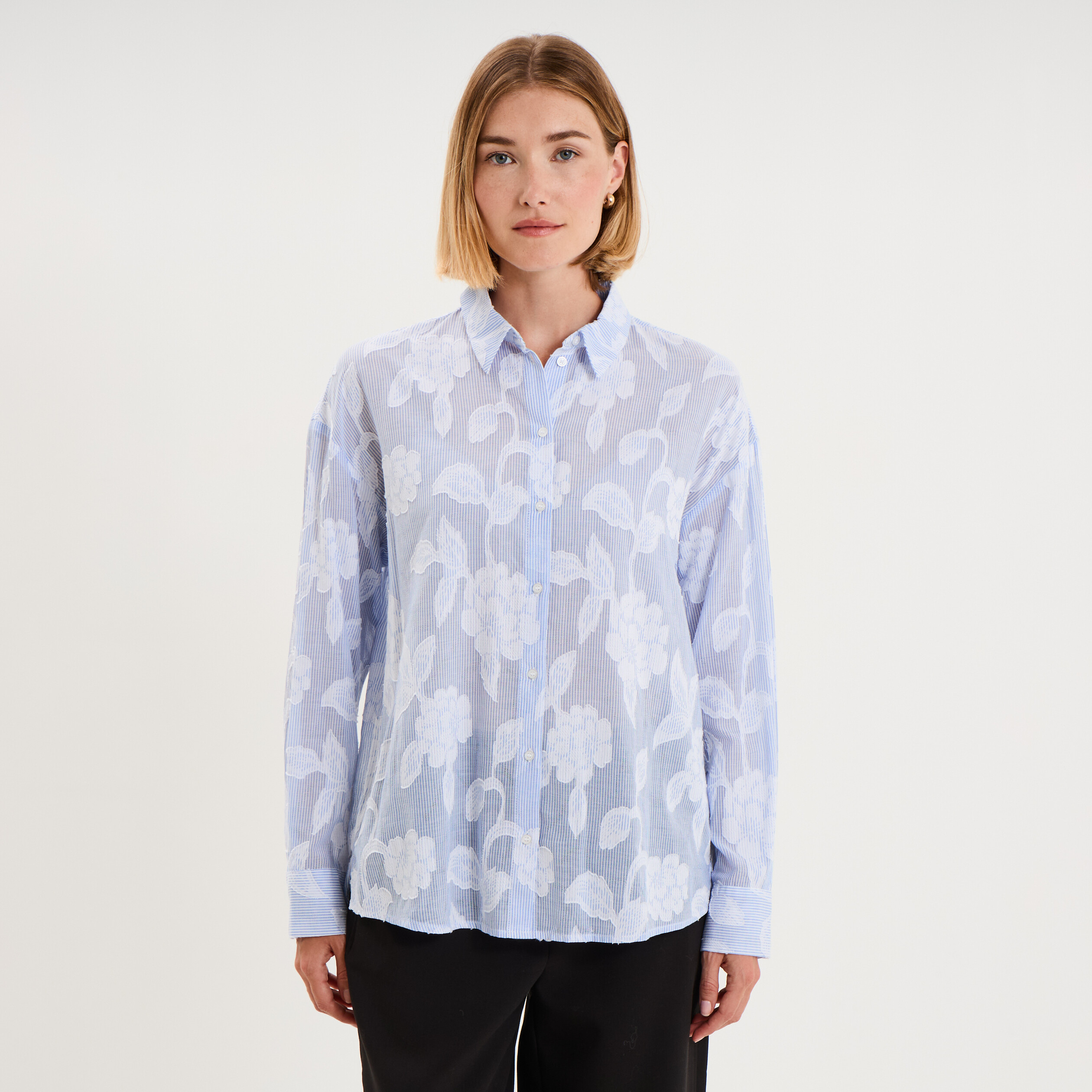 Chemise l&eacute;g&egrave;re brod&eacute;e manches longues blanc femme