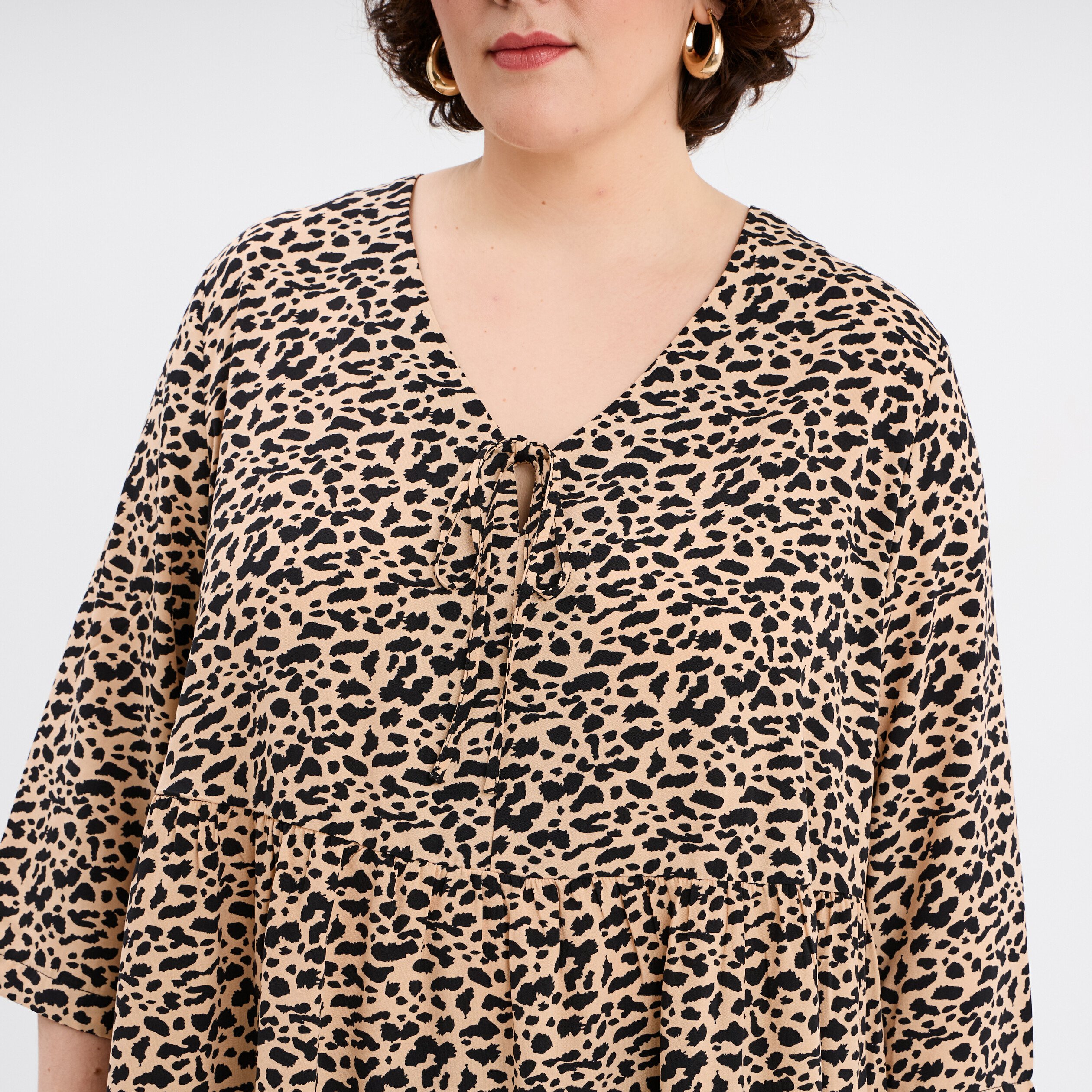 robe fluide col en v noeud beige femmegt Robe fluide col en V noeud beige femme grande taille