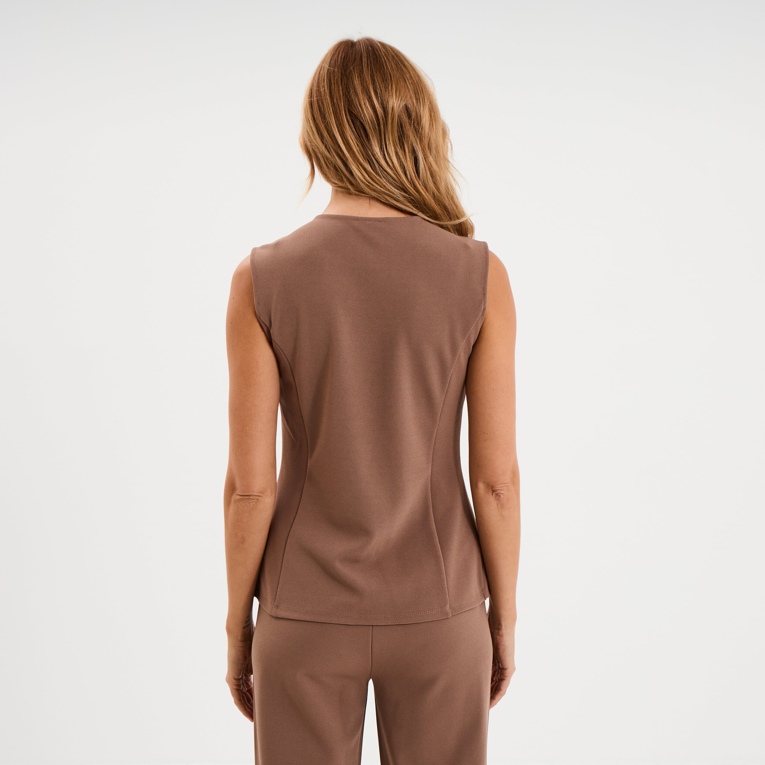 Veste sans manches boutonn&eacute;e col rond marron clair femme