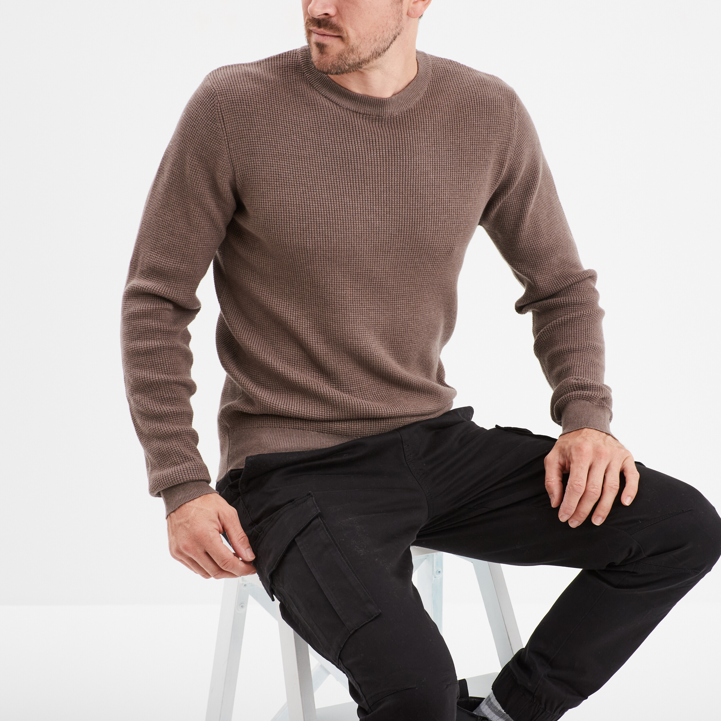 Pull en maille textur&eacute;e col rond taupe homme