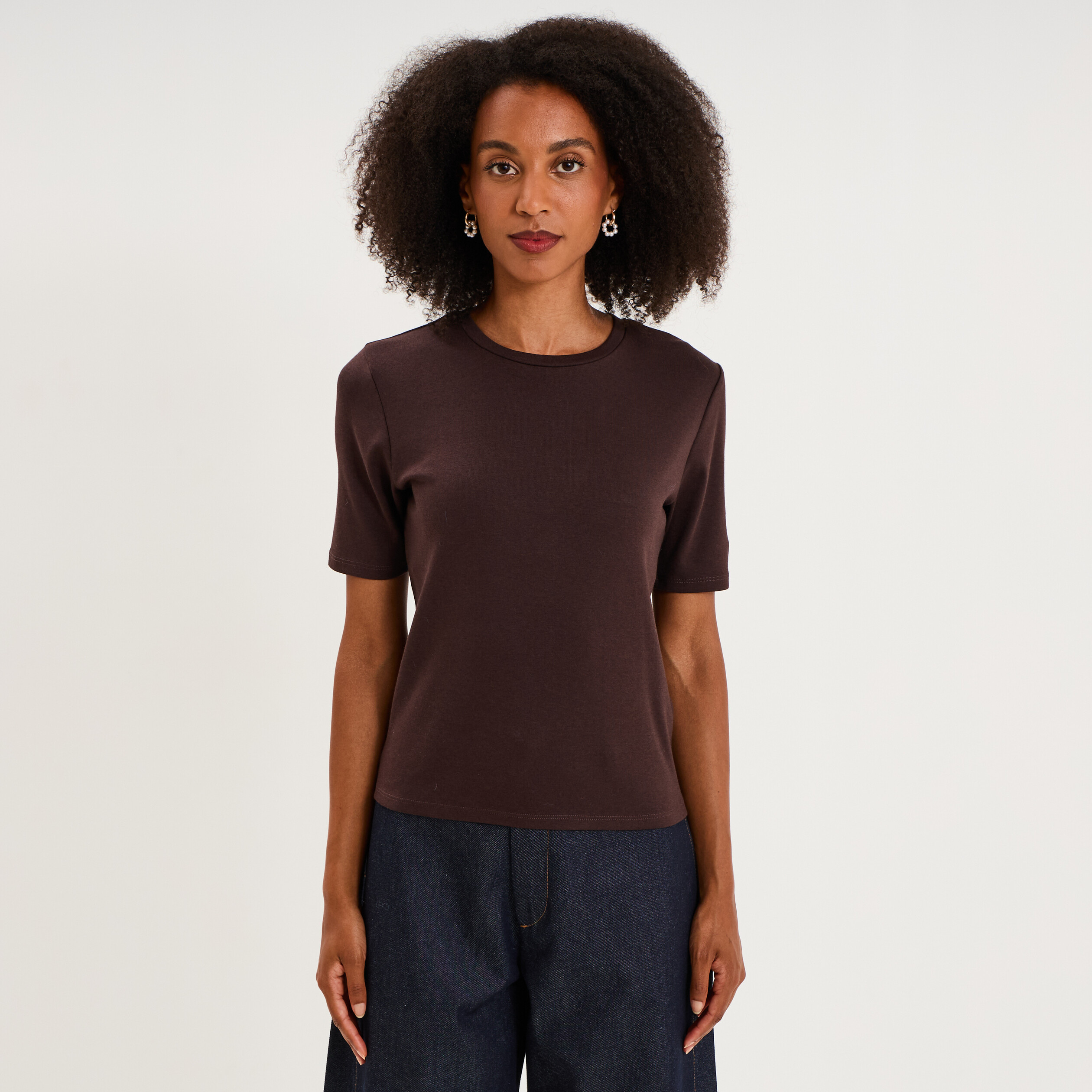 T-shirt col rond manches courtes ajust&eacute; marron fonc&eacute; femme