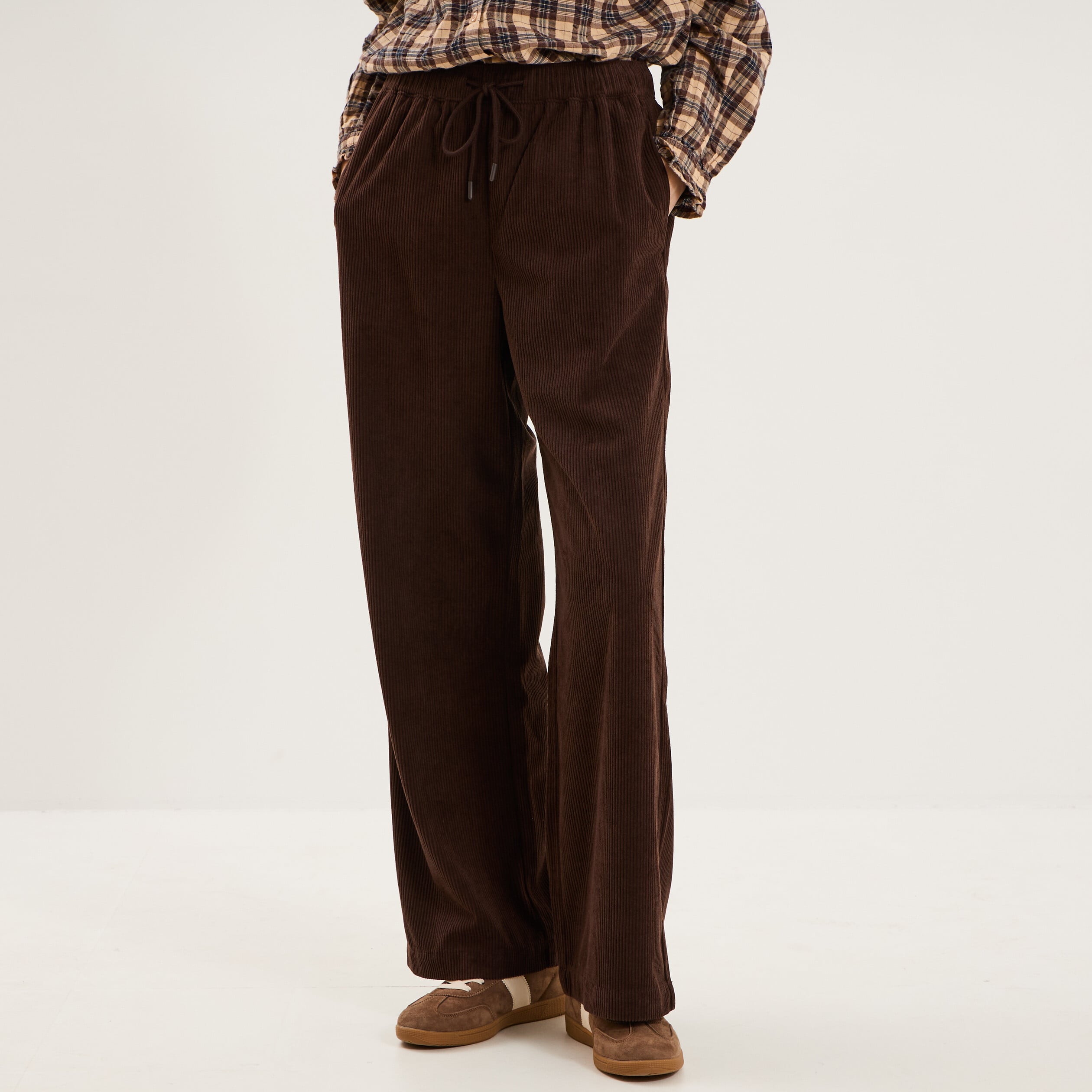 Pantalon large effet velours c&ocirc;tel&eacute; marron fonc&eacute; femme
