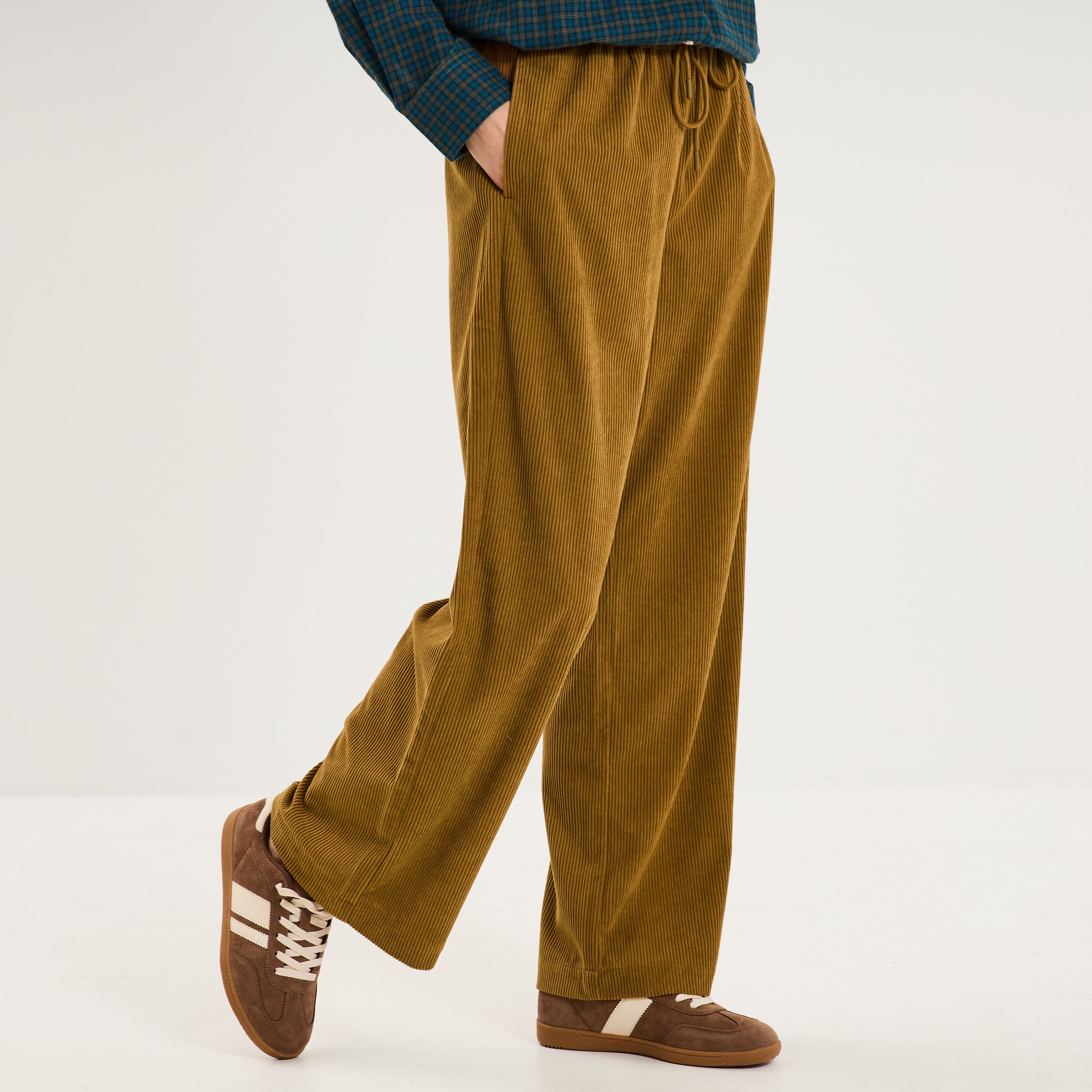 Pantalon large effet velours c&ocirc;tel&eacute; vert kaki femme