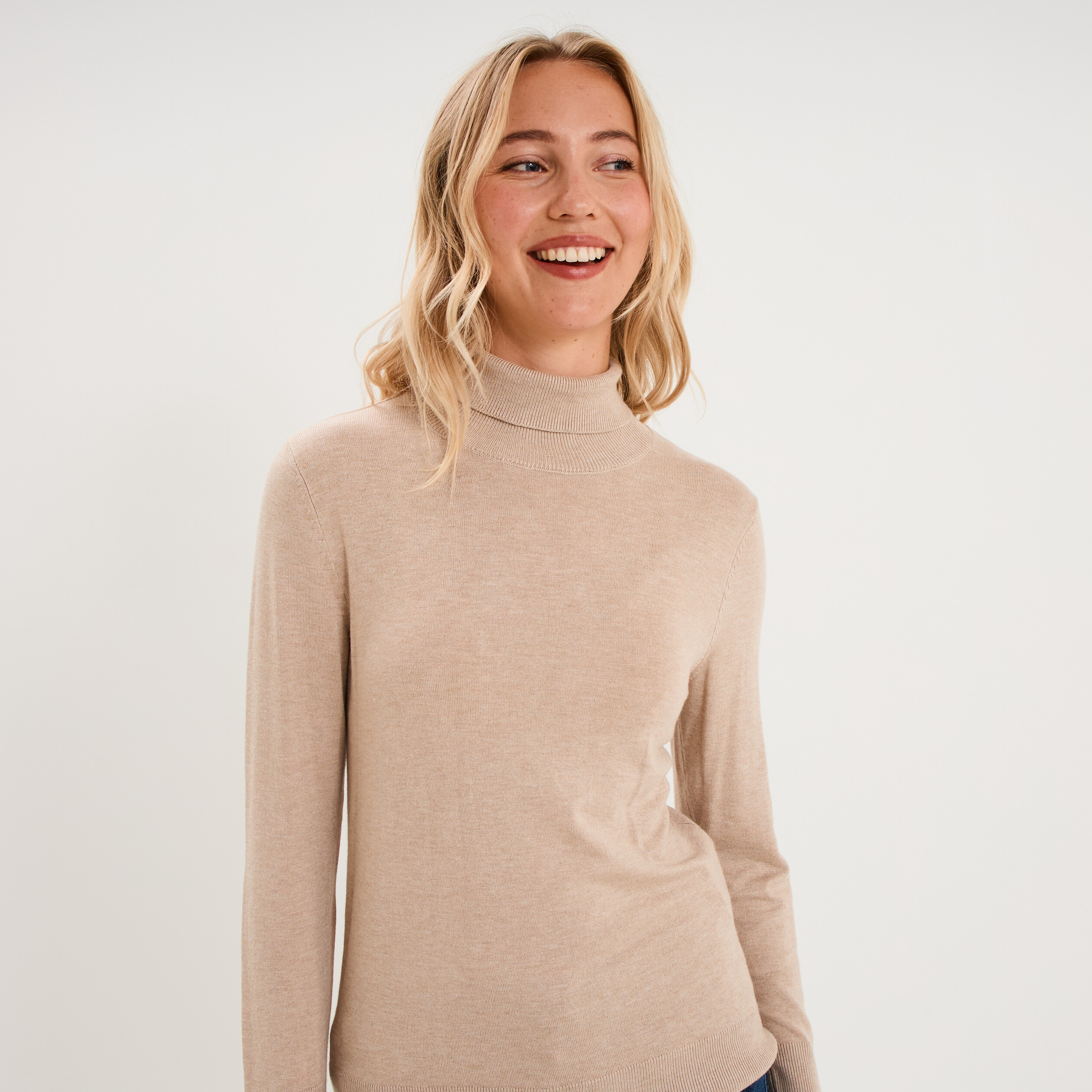 Pull col roul&eacute; avec boutons poignets beige femme