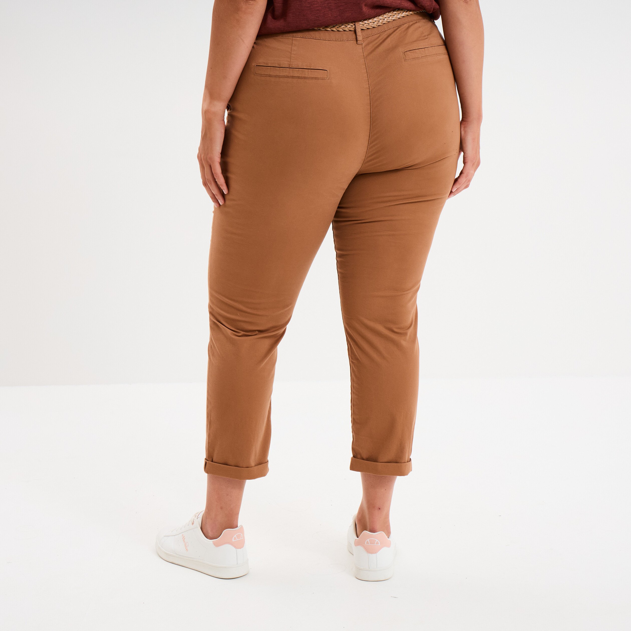 pantalon chino cigarette ceinture coton marron clair femmegt Pantalon chino cigarette ceinturé coton marron clair femme grande taille