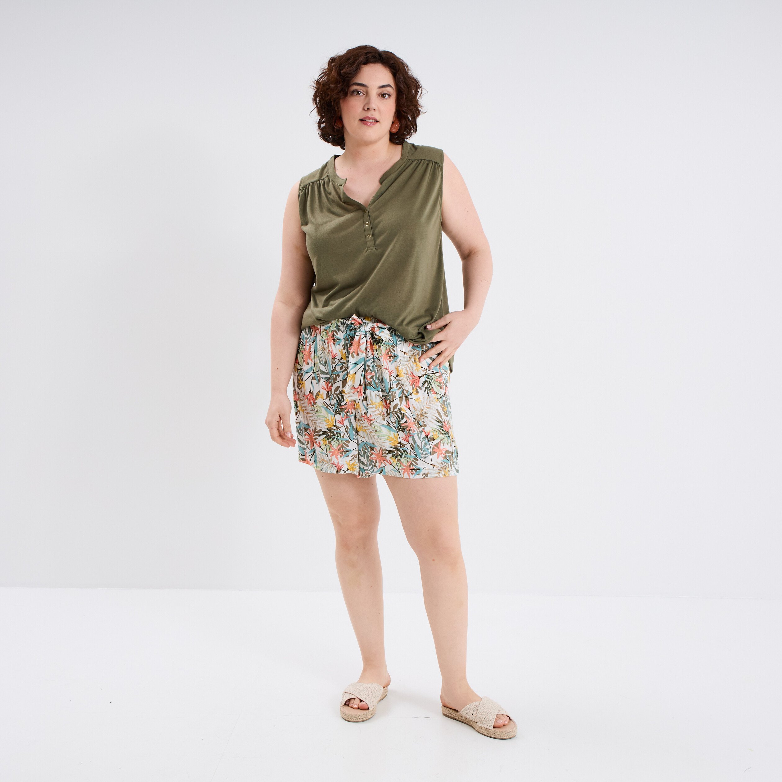 blouse ajustee col tunisien vert kaki femmegt Blouse ajustée col tunisien vert kaki femme grande taille