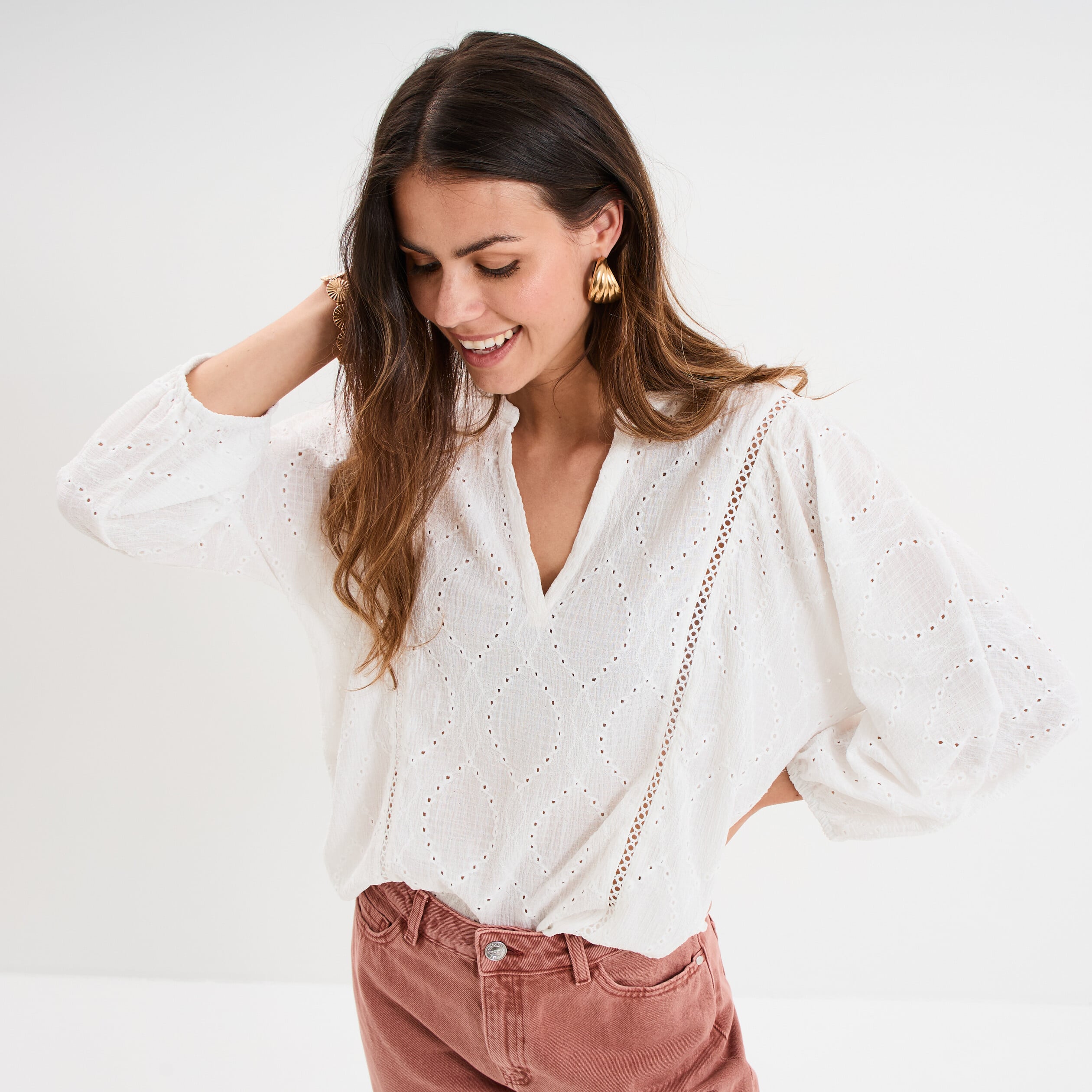 Blouse ajour&eacute;e manches 3/4 col en V blanc femme