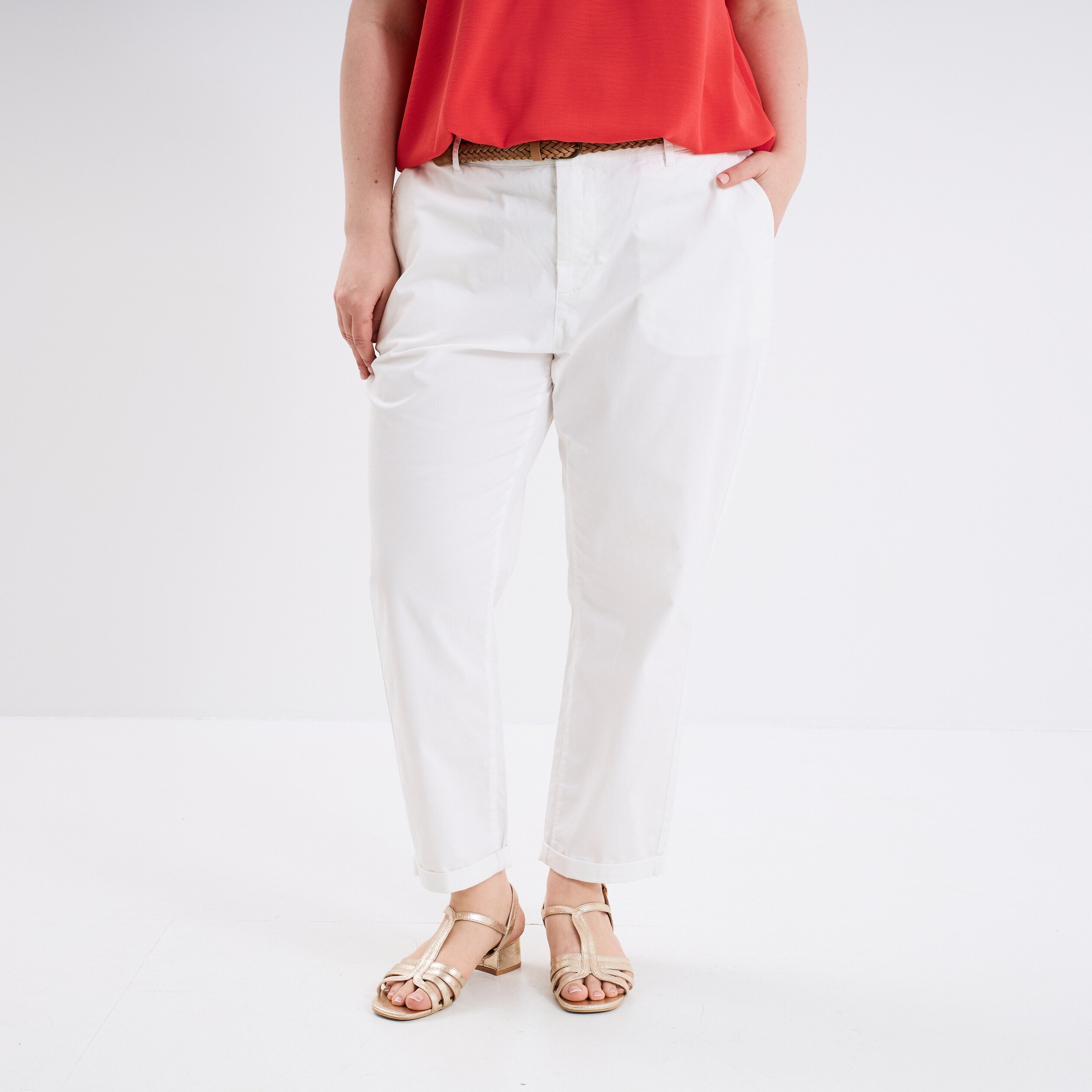 pantalon chino cigarette ceinture coton blanc femmegt Pantalon chino cigarette ceinturé coton blanc femme grande taille