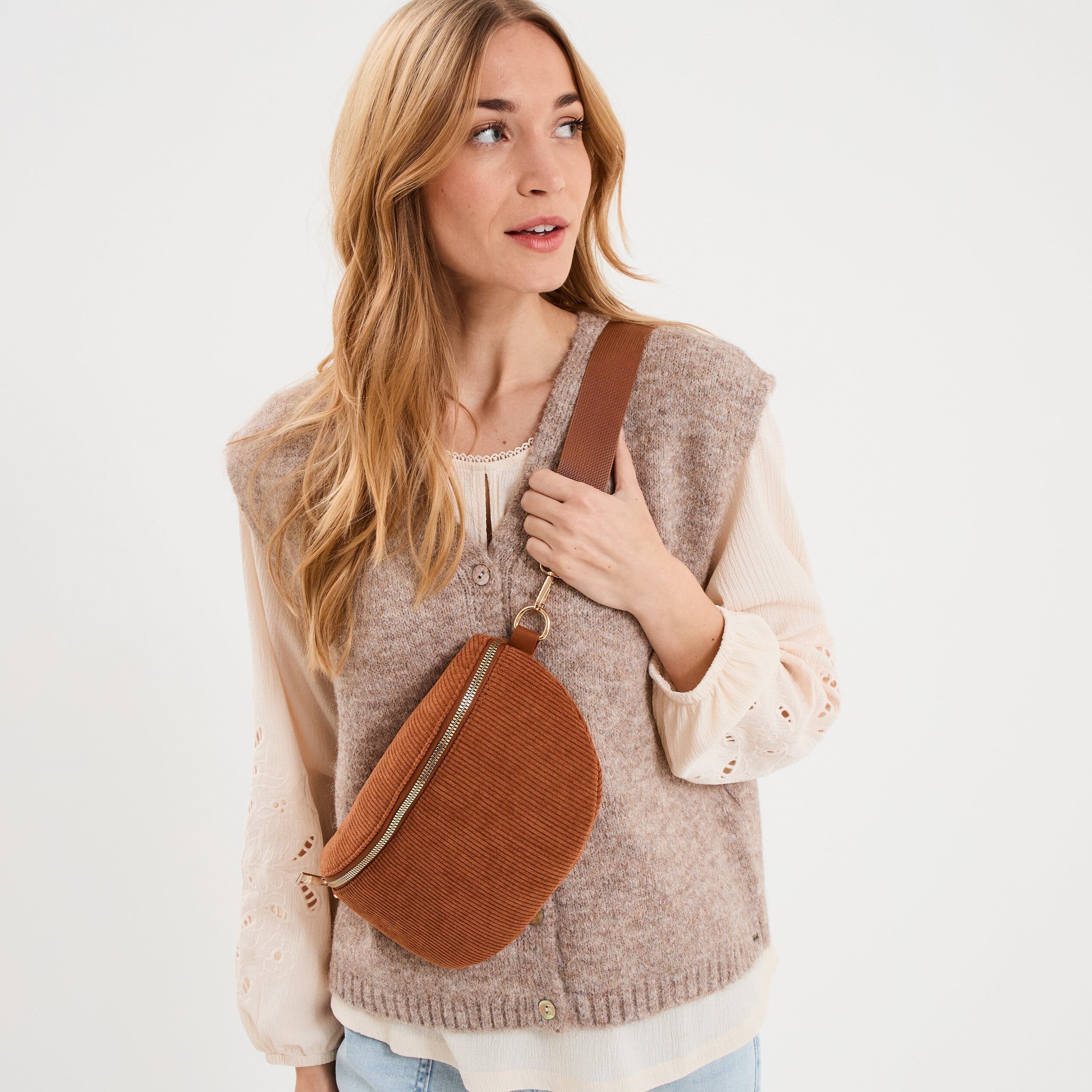 Sac banane aspect velours c&ocirc;tel&eacute; marron cognac femme