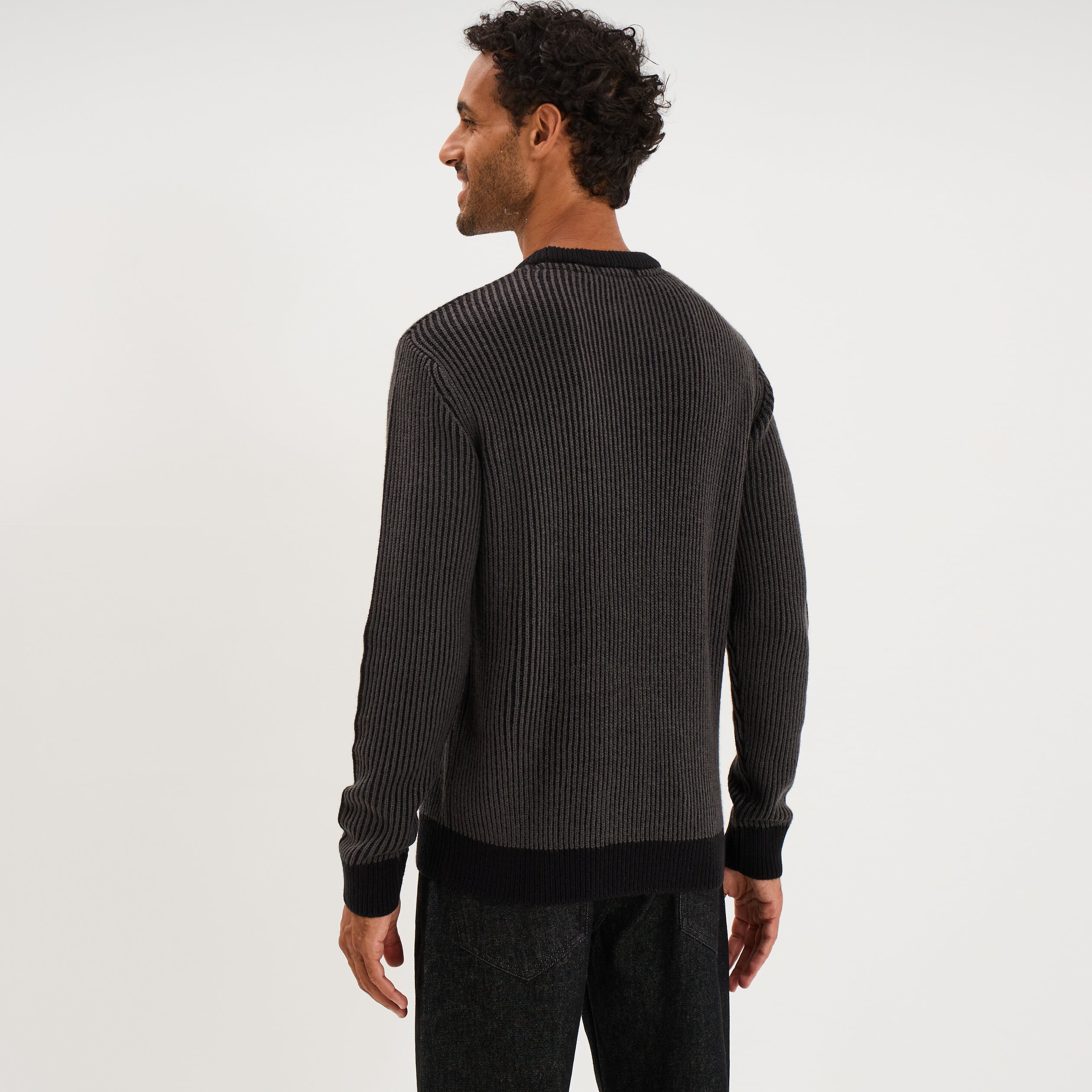 Pull c&ocirc;tel&eacute; col rond manches longues noir homme
