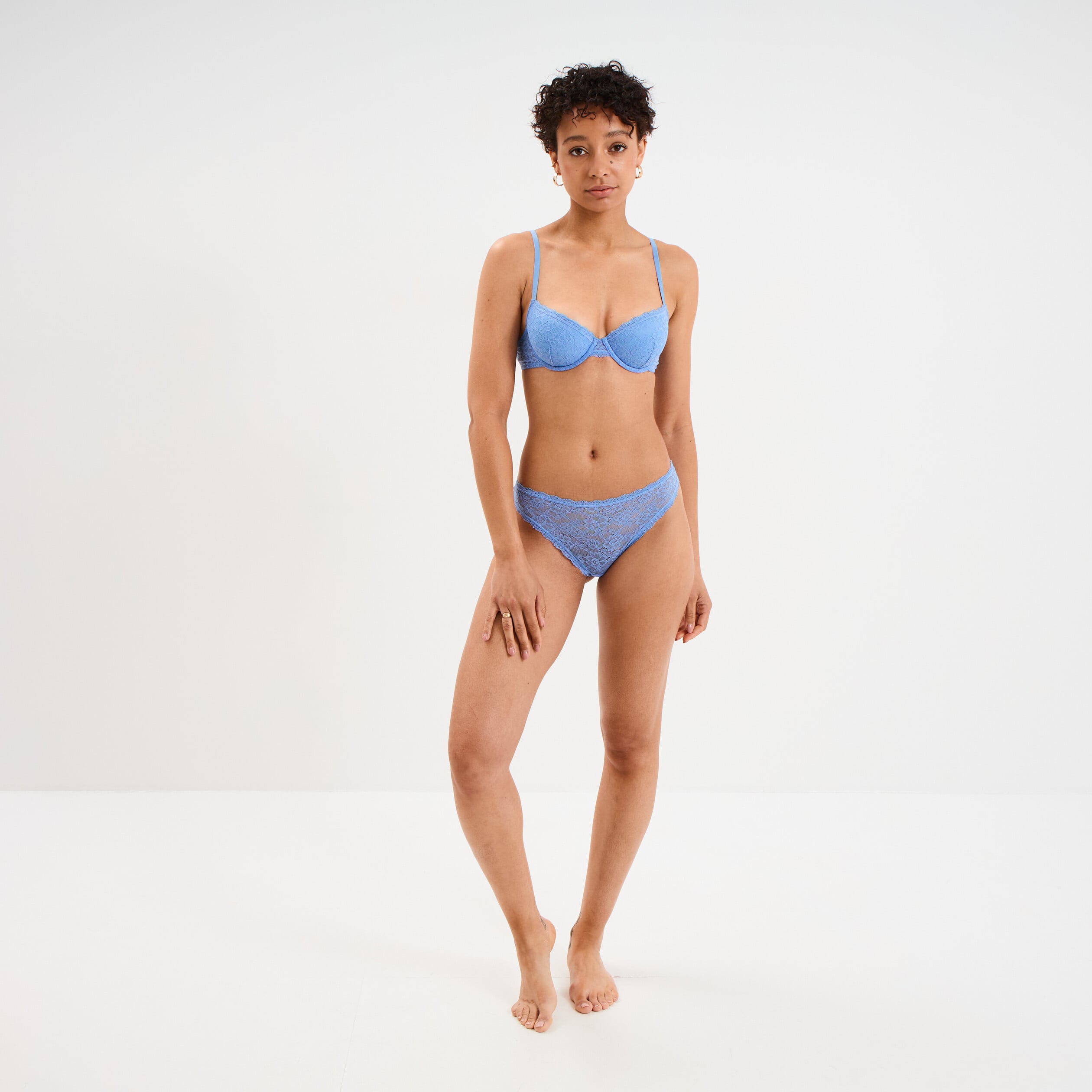 Tanga en dentelle doublure coton bleu lavande femme