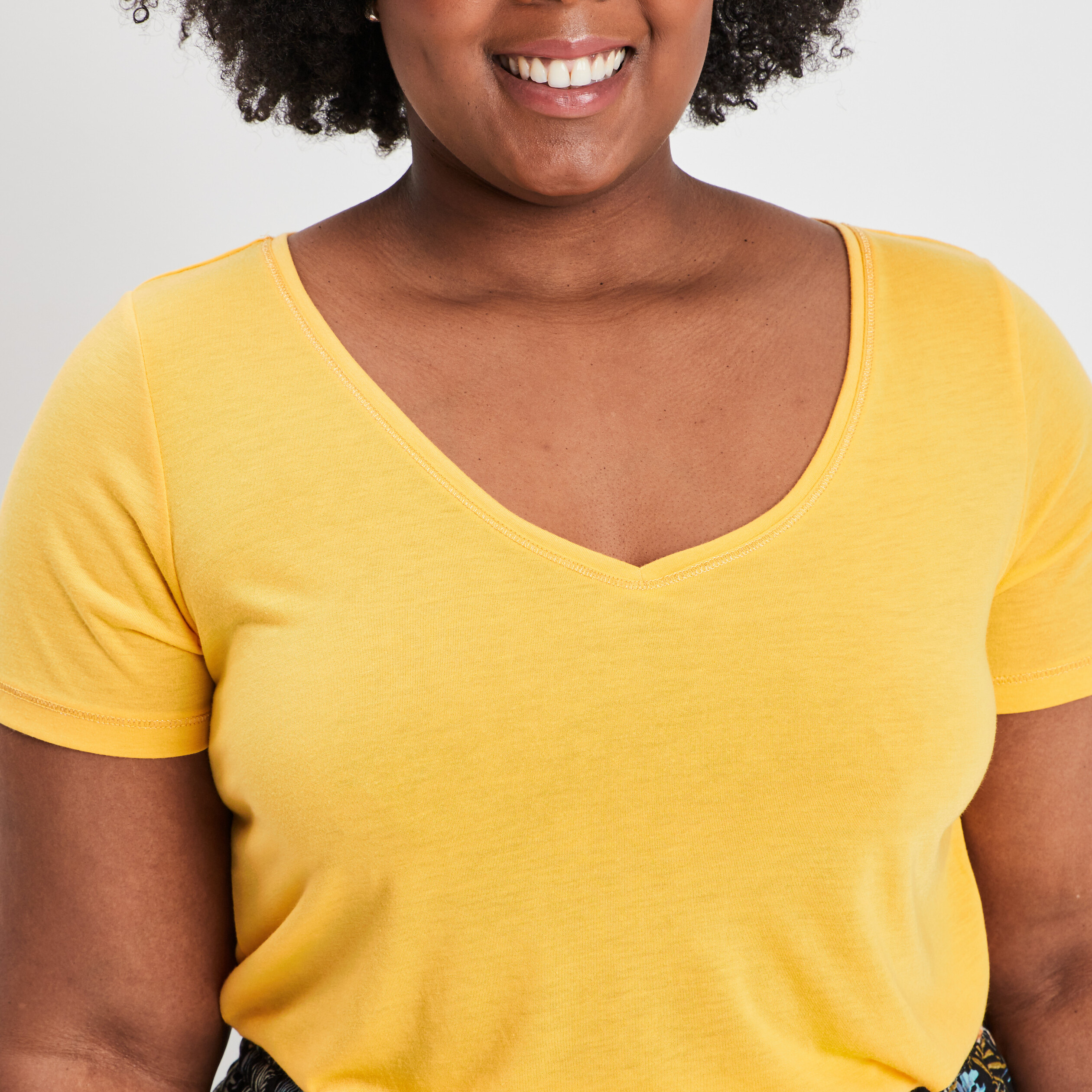 t shirt manches courtes col v jaune moutarde femmegt T-shirt manches courtes col V jaune moutarde femme grande taille
