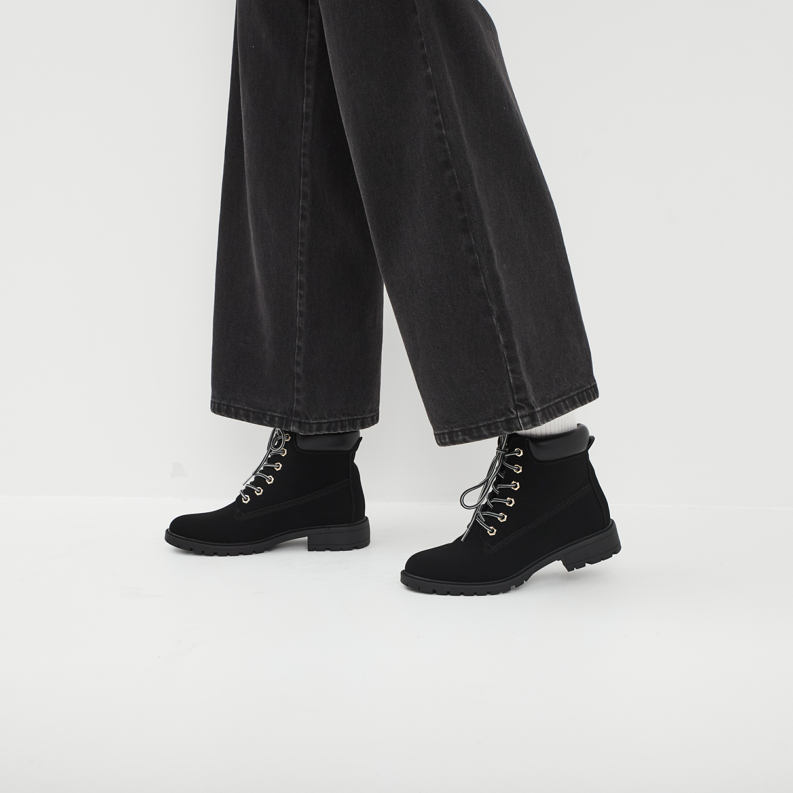 Bottines crant&eacute;es noir femme