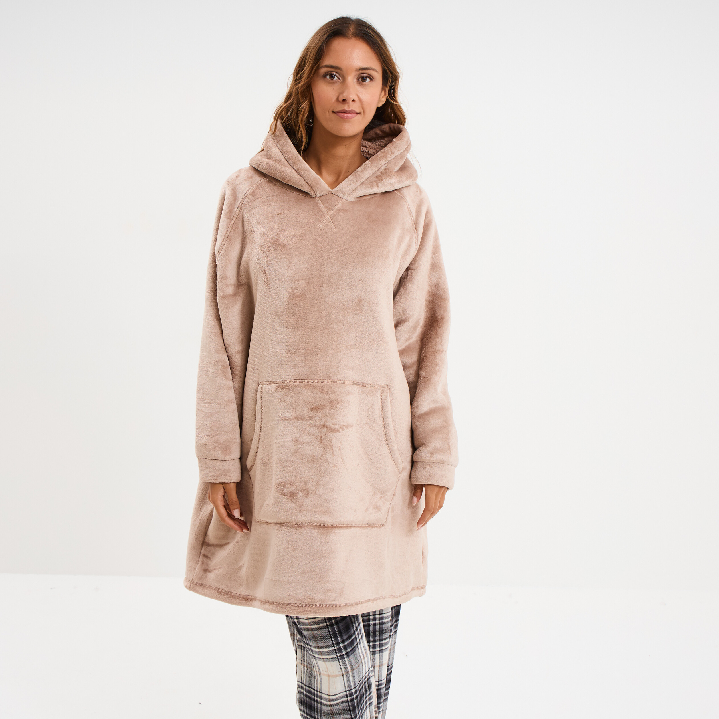 Poncho plaid effet velours &agrave; capuche beige femme