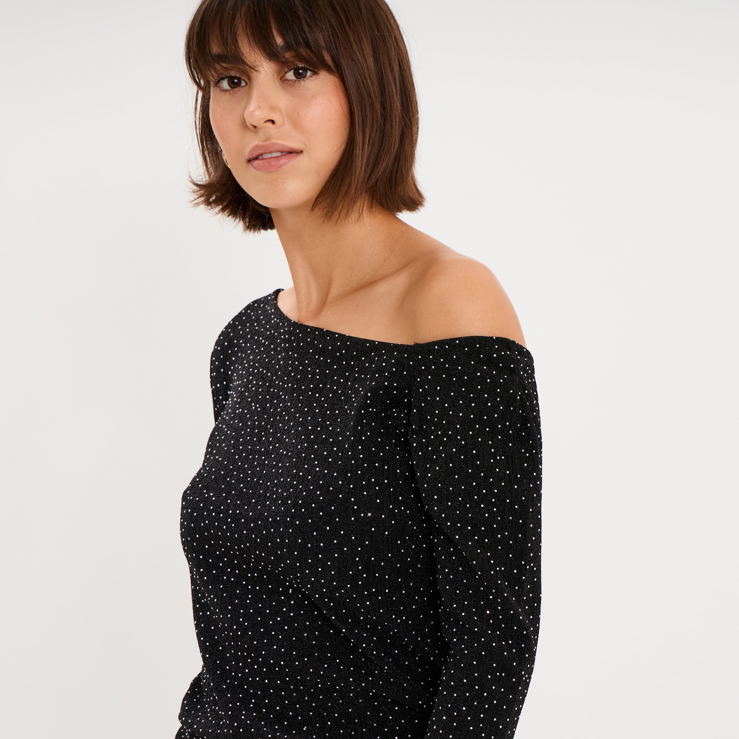 T-shirt cintr&eacute; &agrave; clous col asym&eacute;trique noir femme