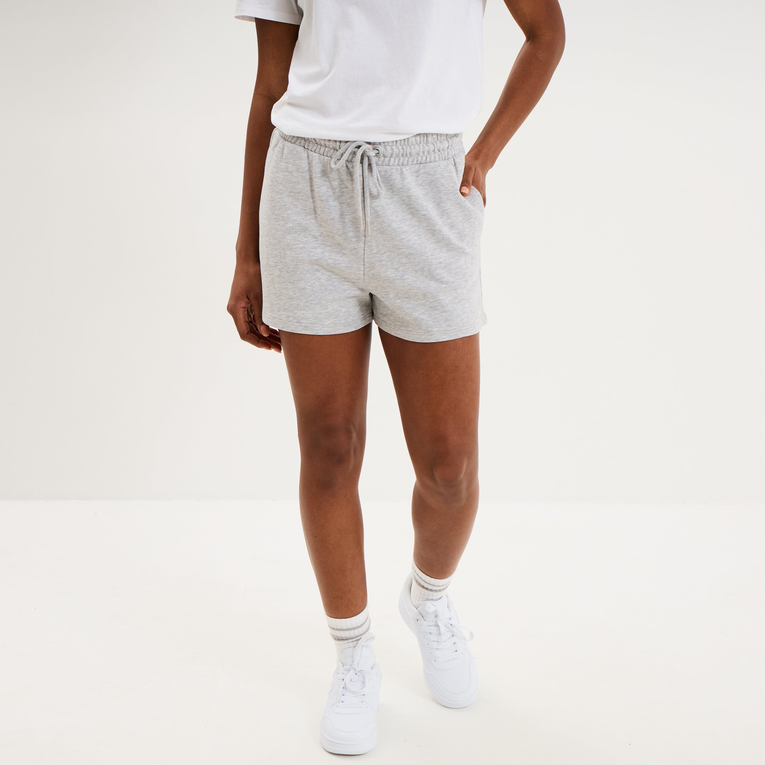 Short de jogging molletonn&eacute; ajust&eacute; gris clair femme