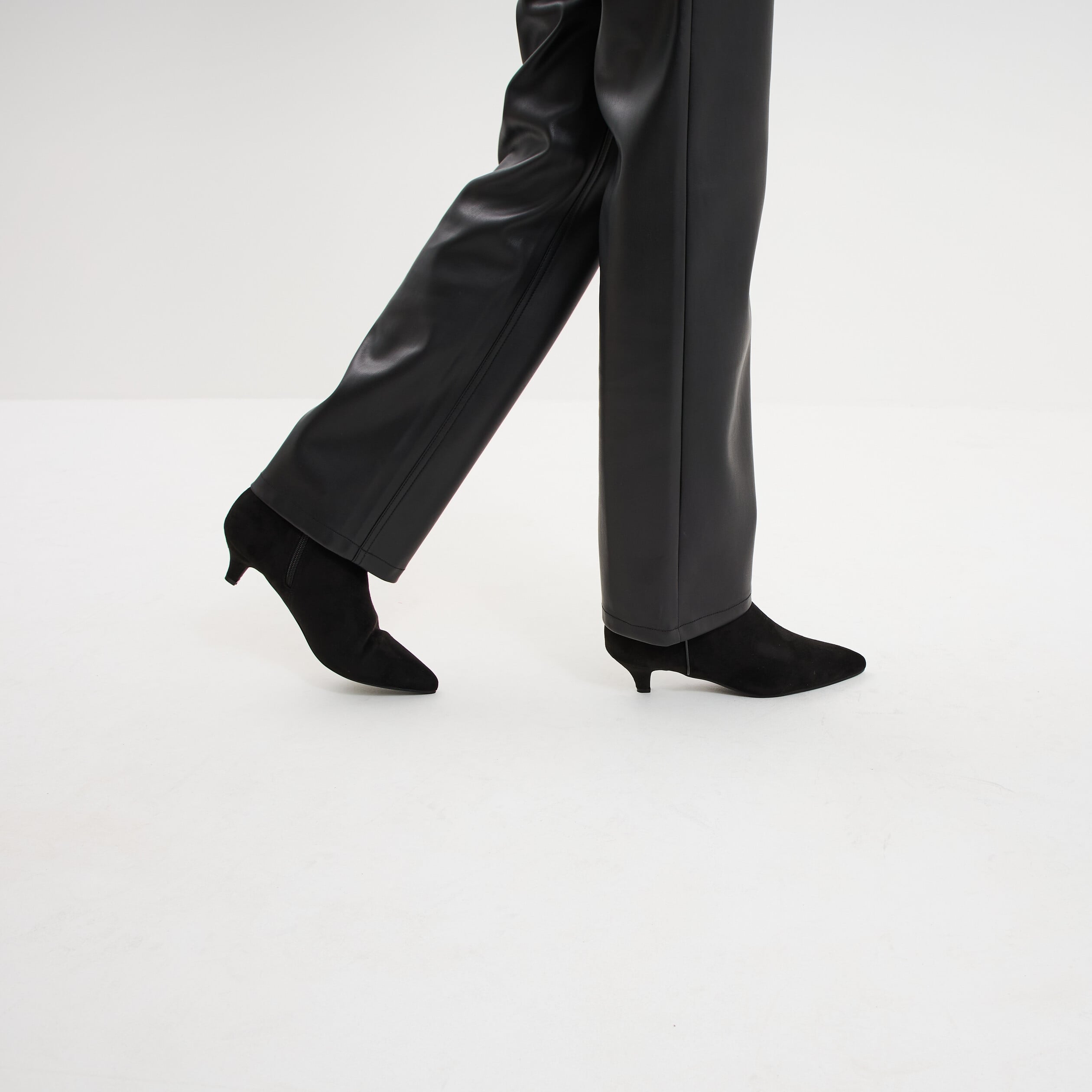 Boots effet su&eacute;dine kitten heels noir femme
