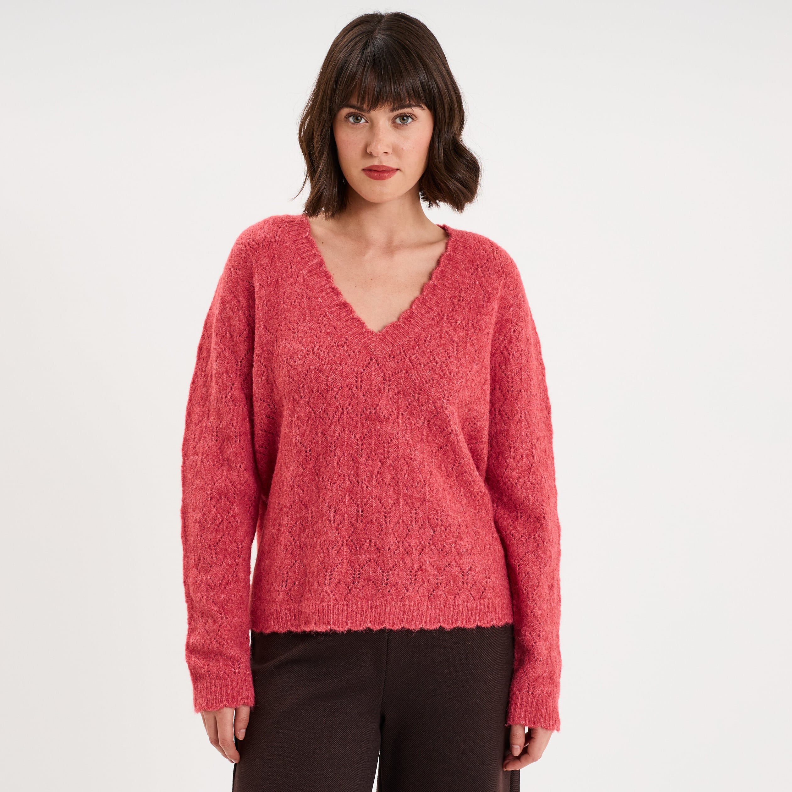 Pull col V ajour&eacute; manches longues rose cerise femme