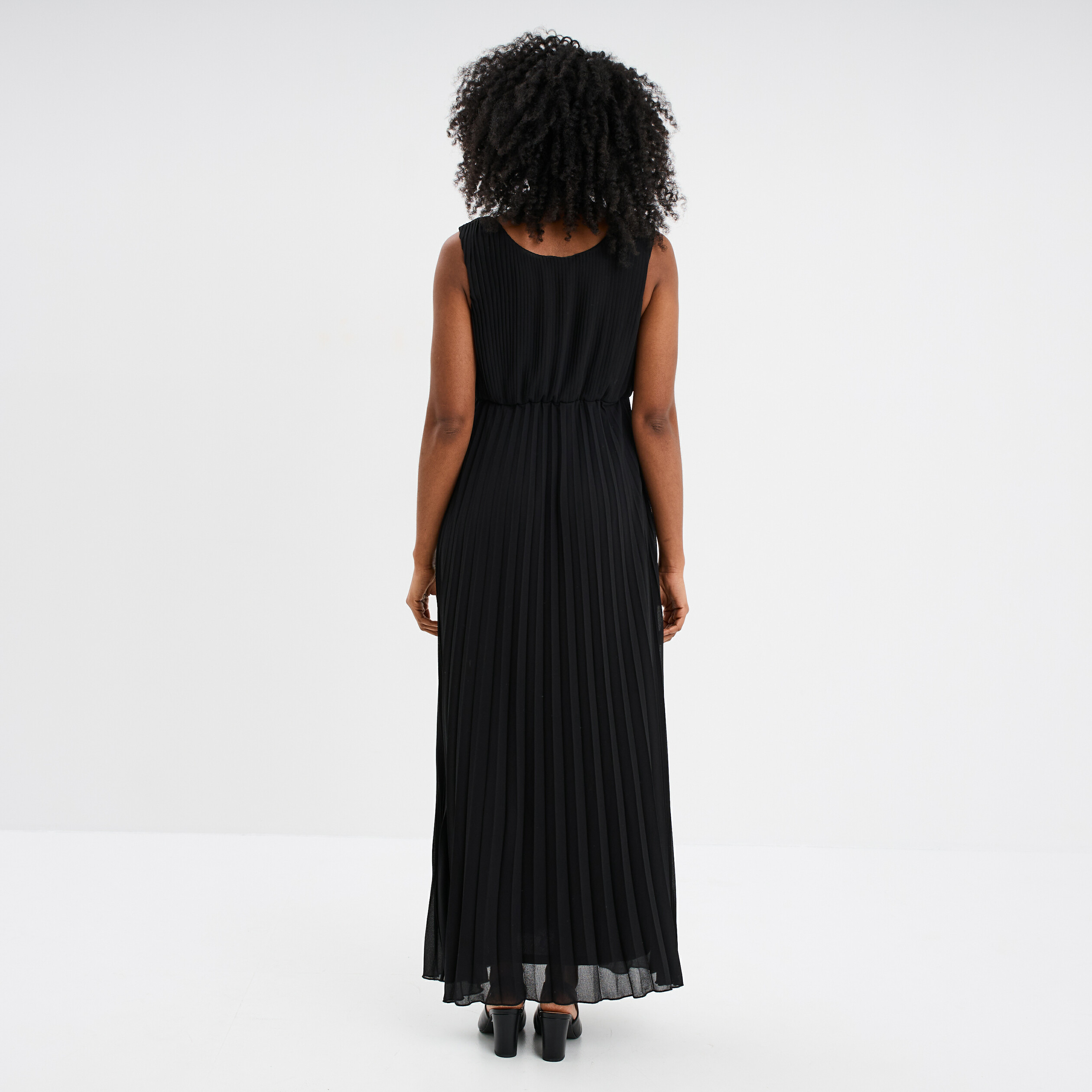 robe longue plissee sans manches col v noir femme Robe longue plissée sans manches col V noir femme