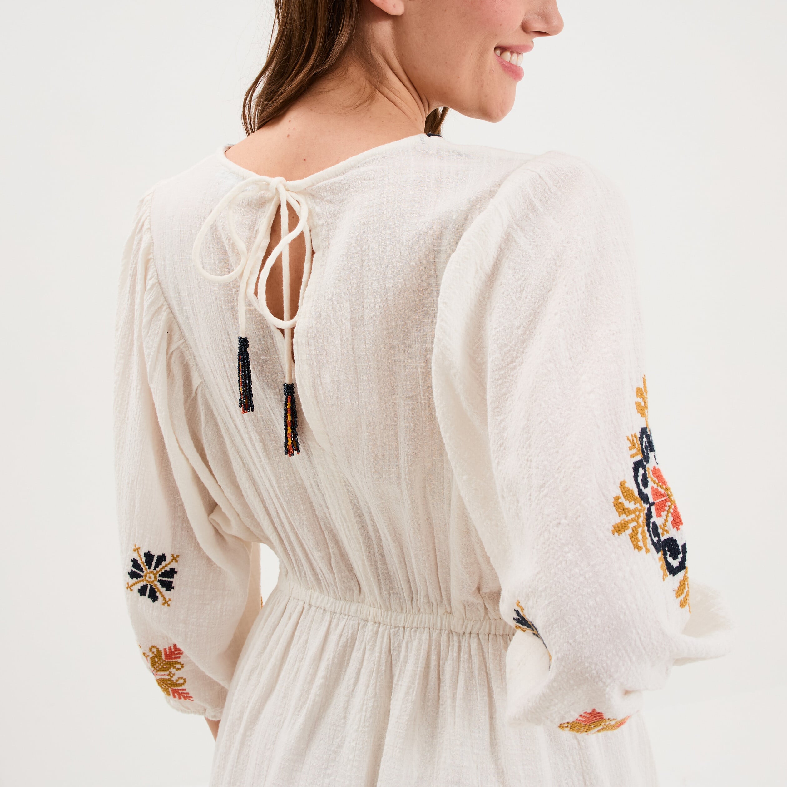 Robe courte brod&eacute;e taille &eacute;lastiqu&eacute;e ecru femme