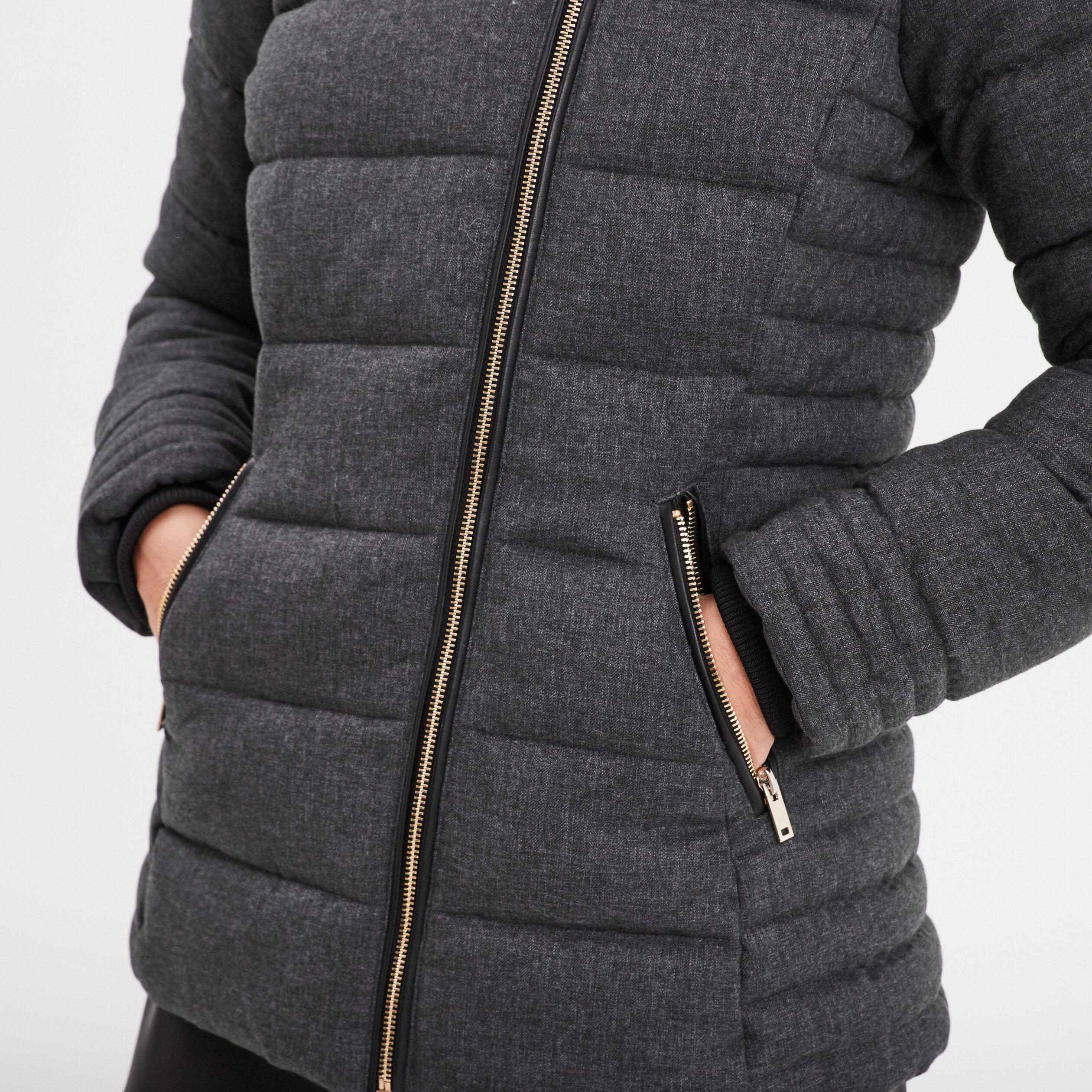 doudoune cintree a capuche amovible gris fonce femme Doudoune cintrée à capuche amovible gris foncé femme