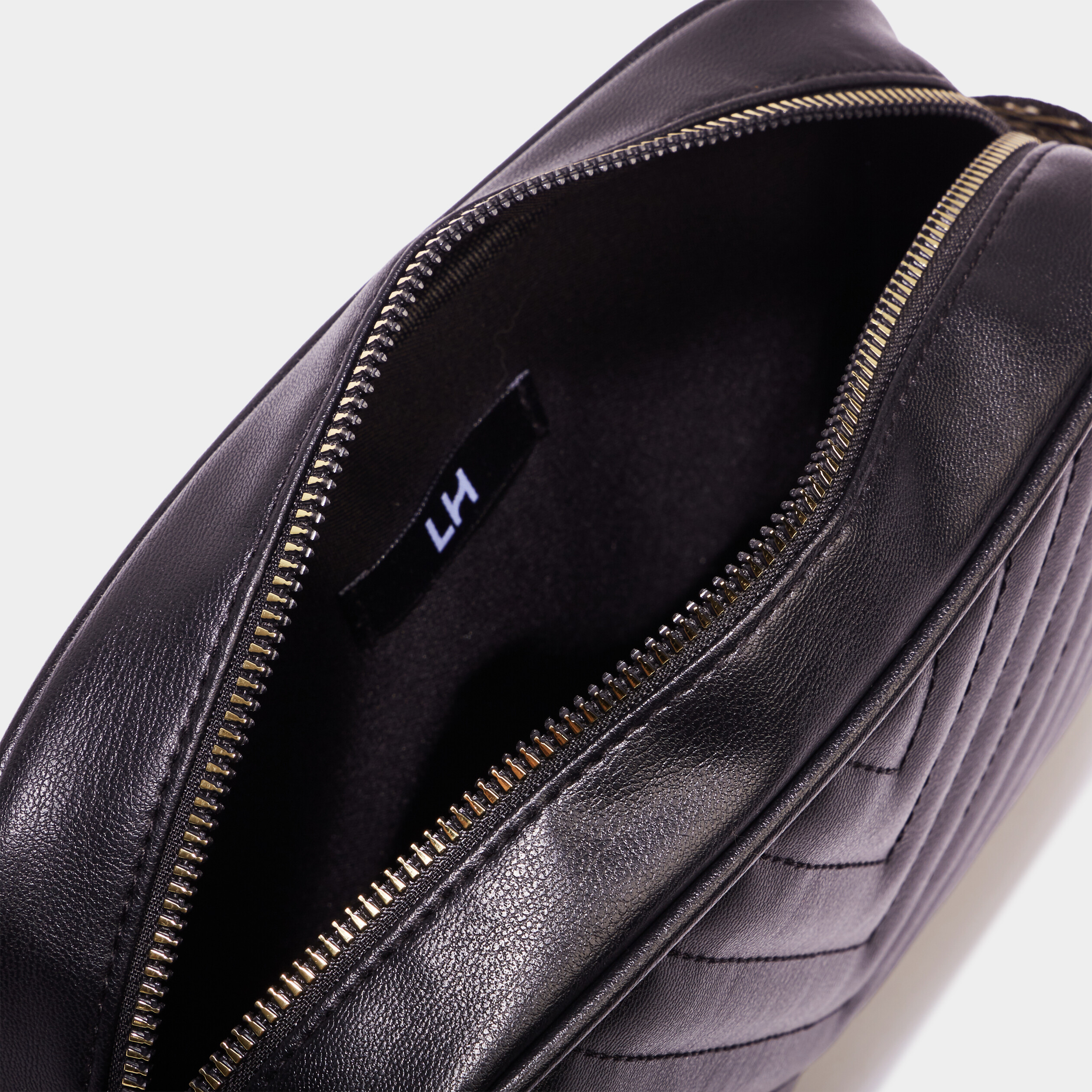 Sac bandouli&egrave;re matelass&eacute; noir femme
