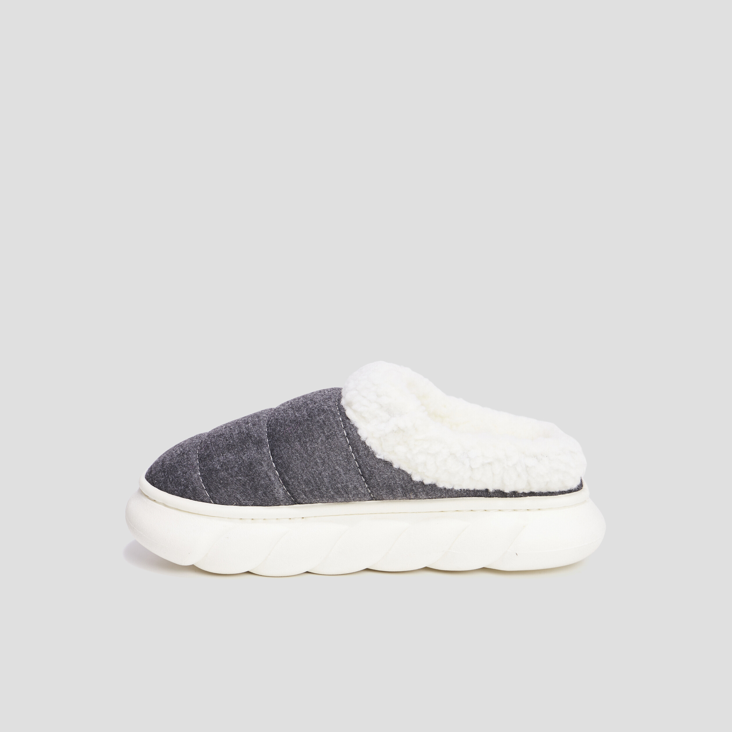 Chaussons mules plateformes fourrés noir femme