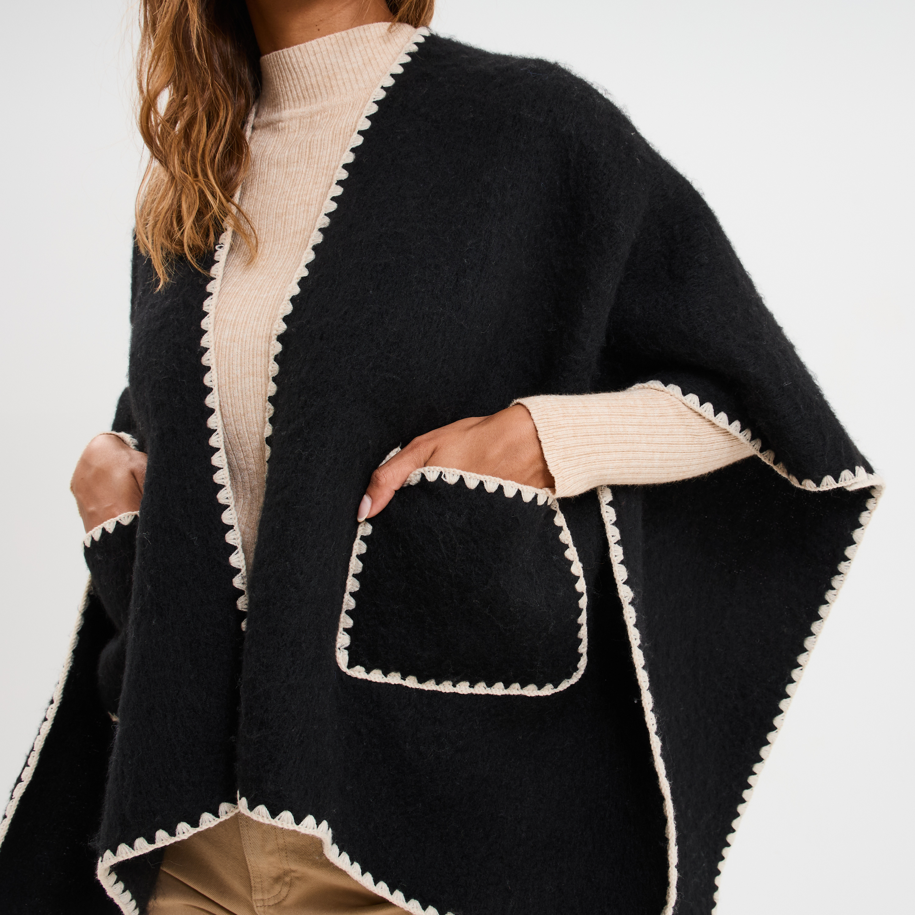 Poncho avec liser&eacute;s contrast&eacute;s noir femme