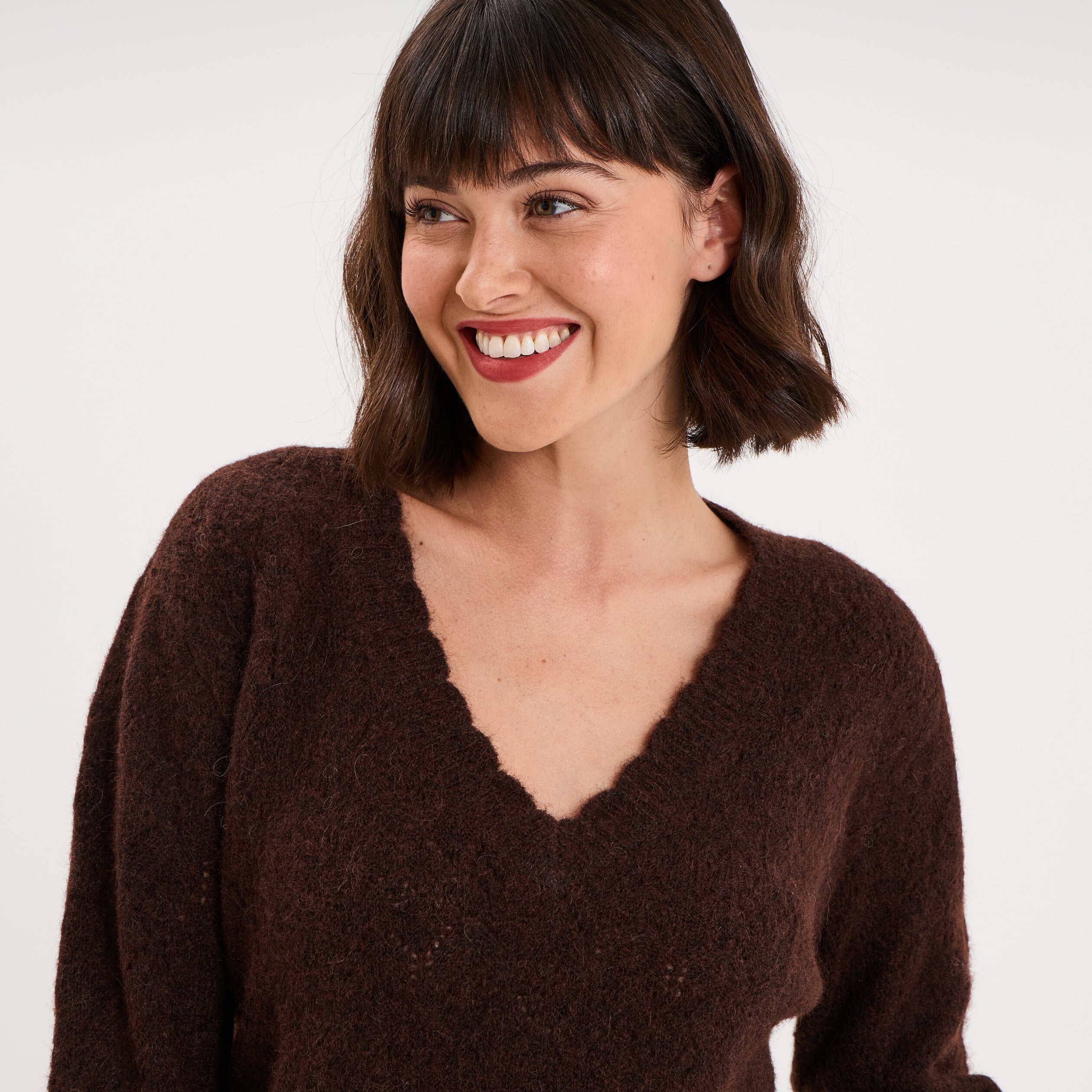 Pull col V ajour&eacute; manches longues marron fonc&eacute; femme