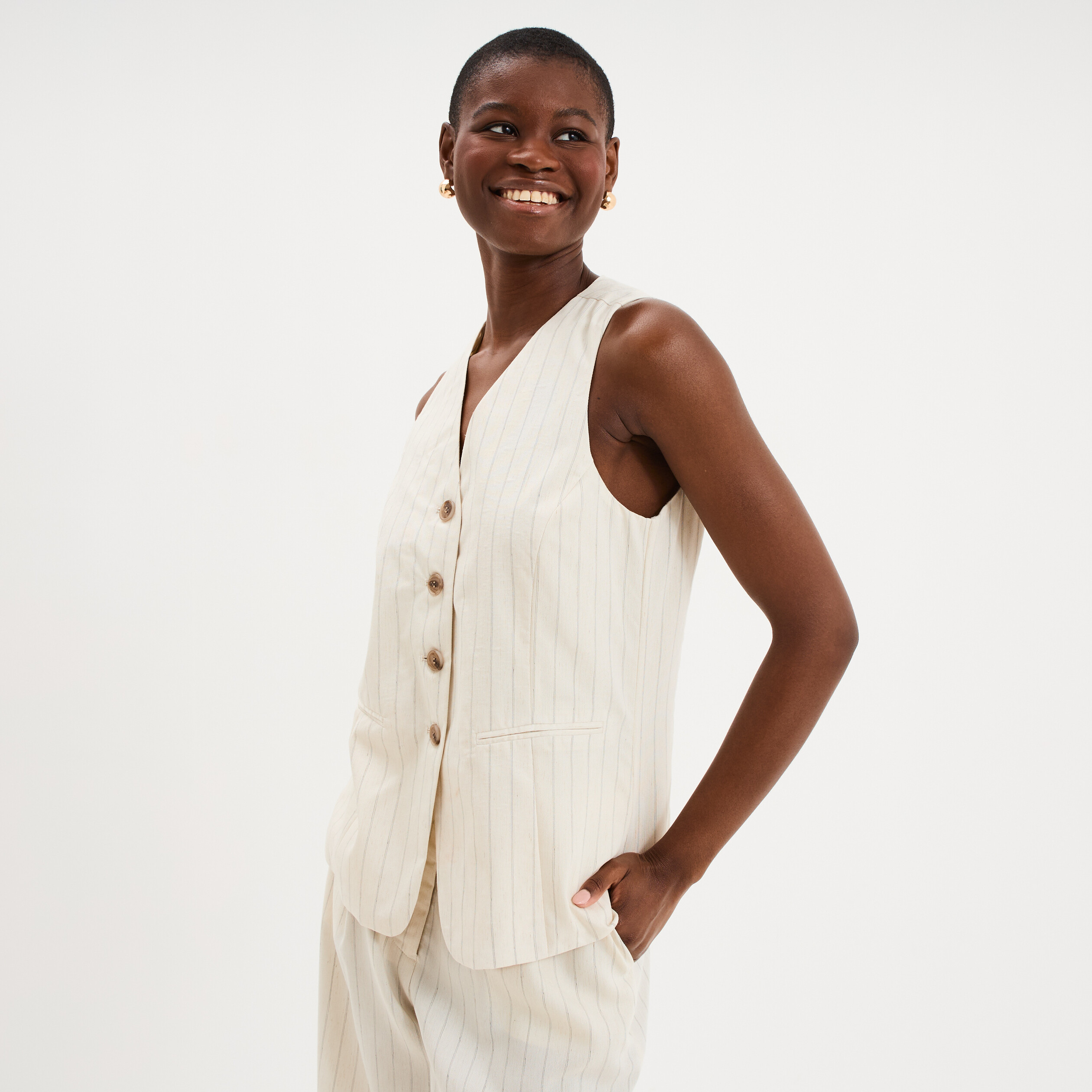 Veste sans manches ajust&eacute;e boutonn&eacute;e ecru femme