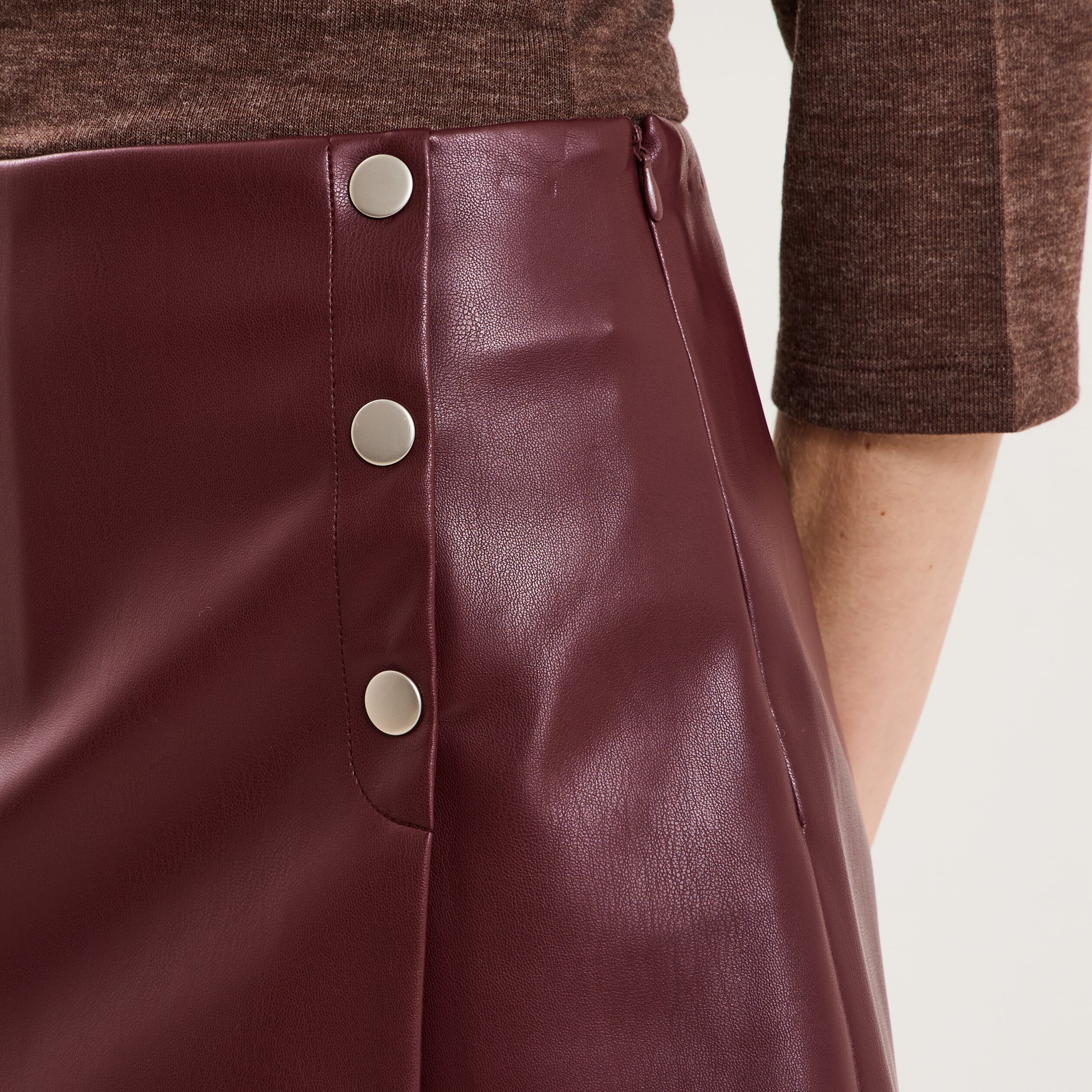 Jupe-short courte simili cuir &agrave; boutons violet fonc&eacute; femme