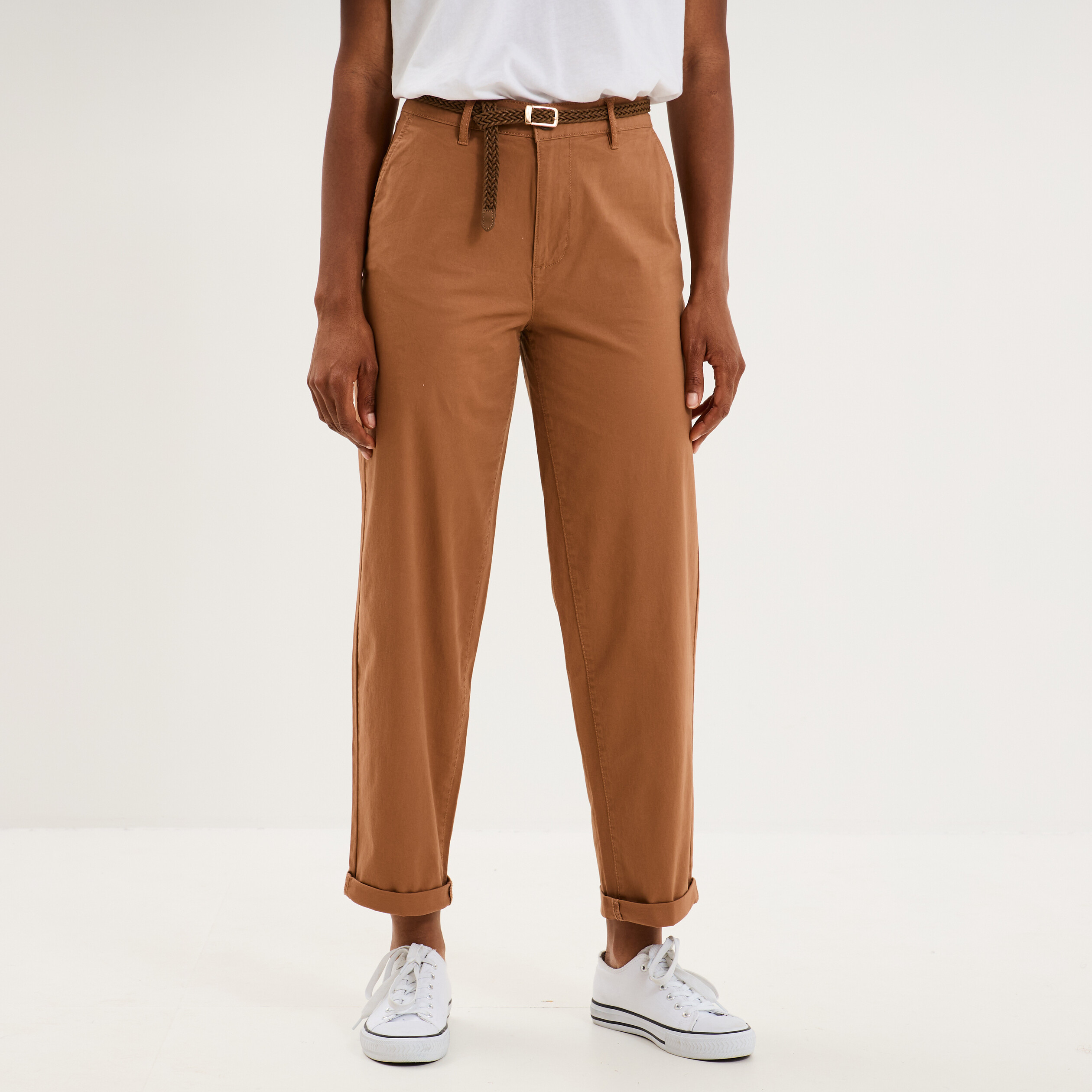 Pantalon chino regular ceinture tress&eacute;e marron clair femme