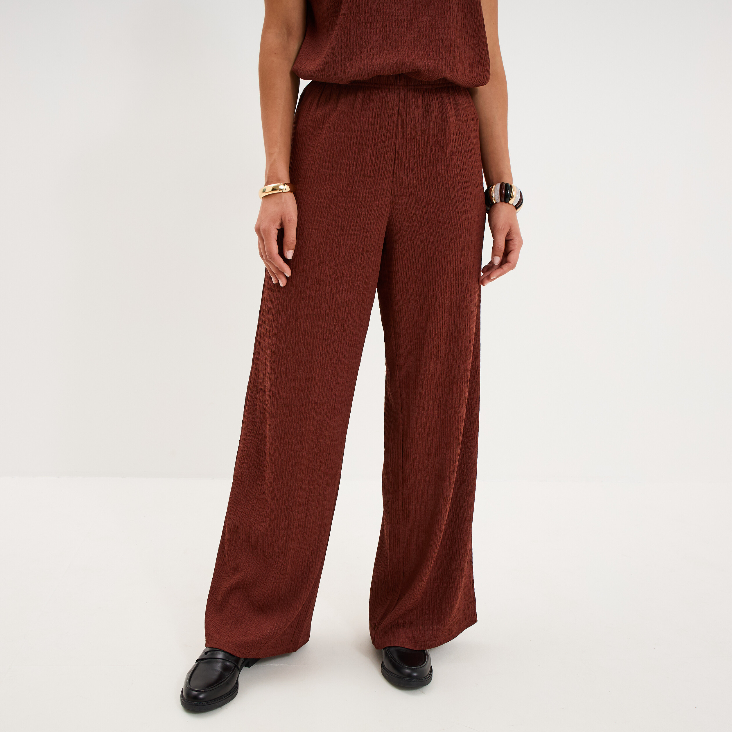 Pantalon effet gaufr&eacute; fluide bordeaux femme