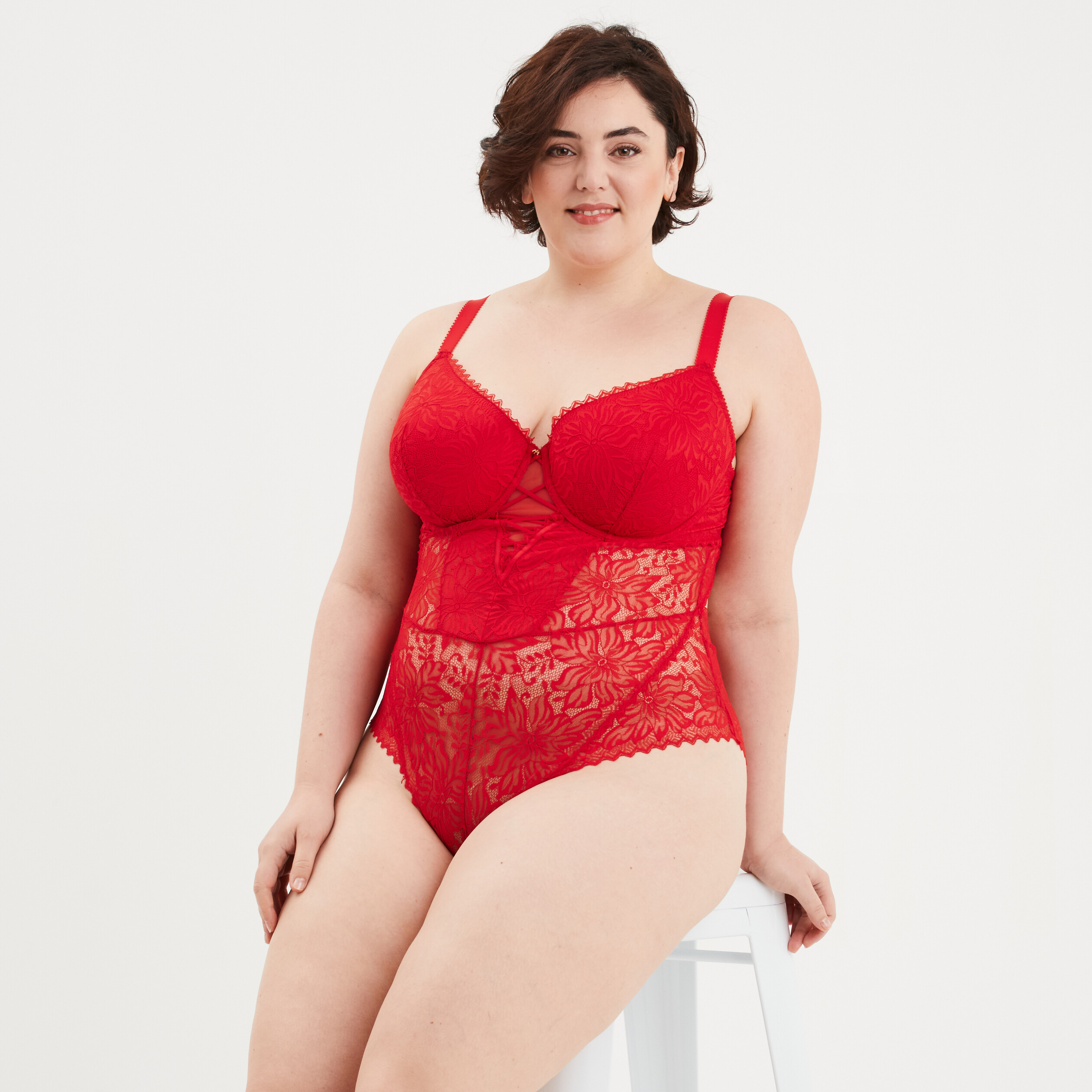 Body en dentelle avec la&ccedil;age rouge femme grande taille