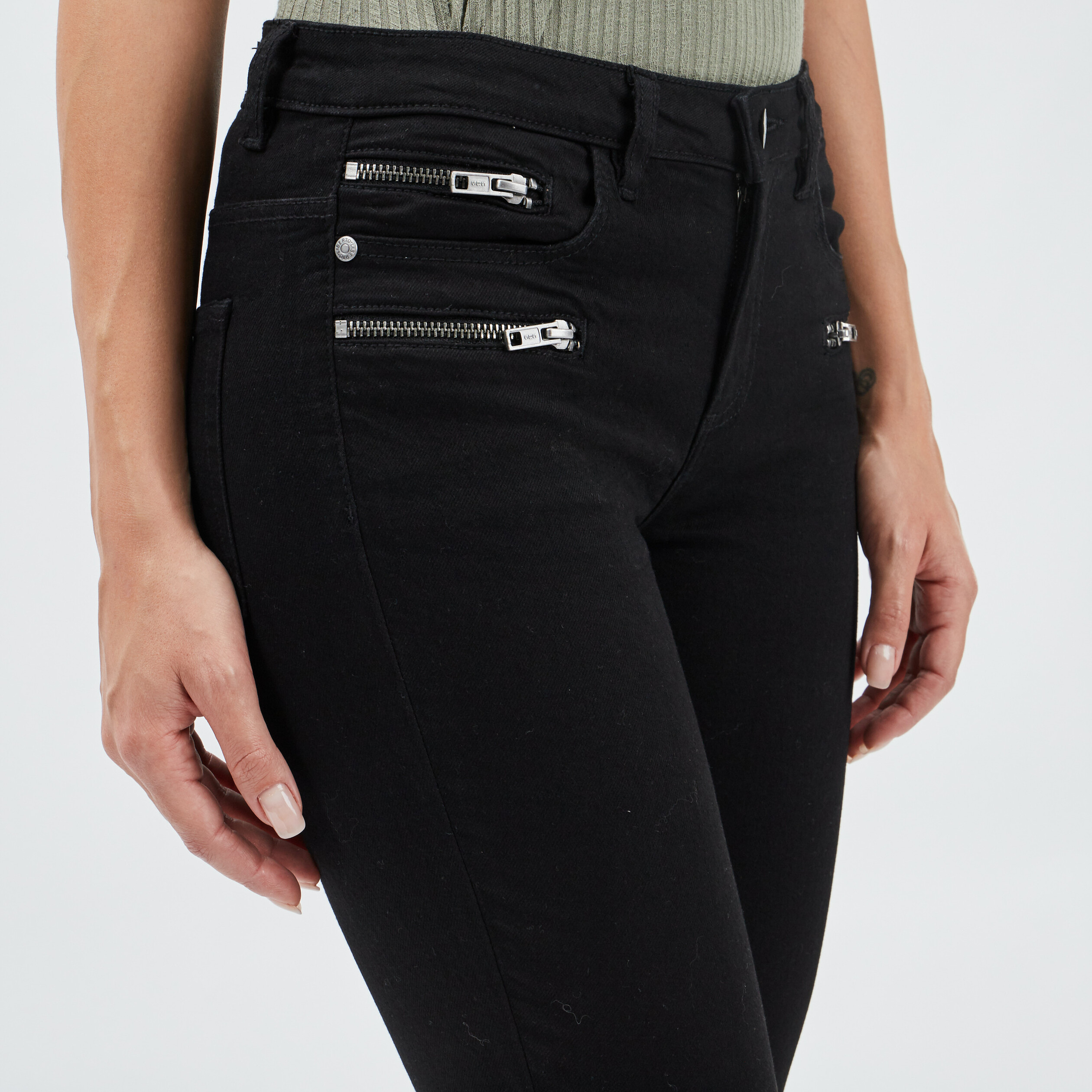 Pantalon skinny boutons aux poches noir femme