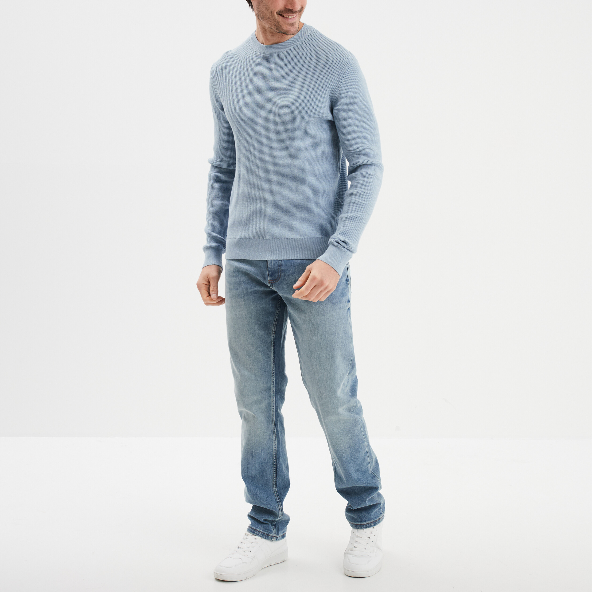 Pull en maille textur&eacute;e col rond bleu ciel homme