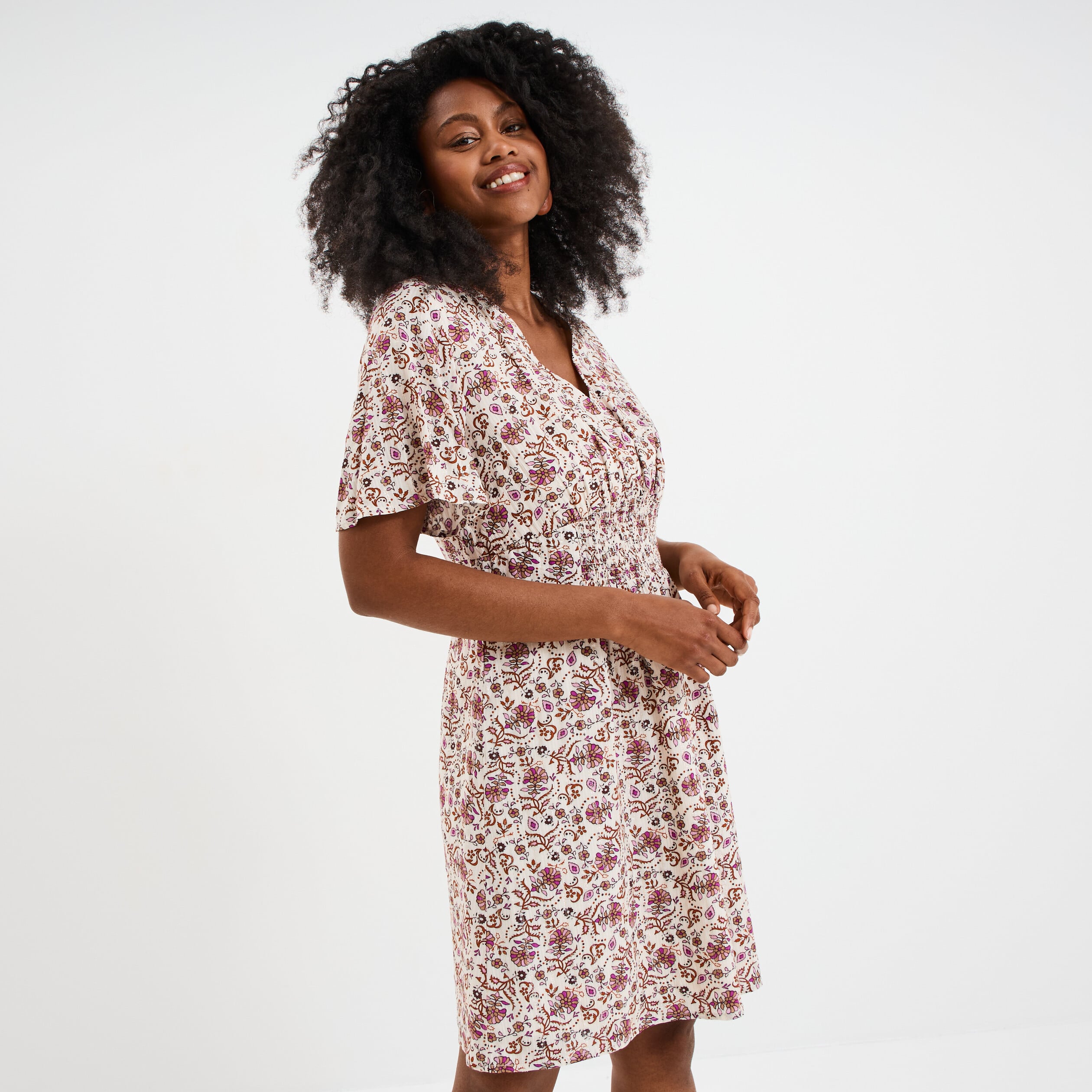 Robe courte col en V taille smock&eacute;e blanc femme