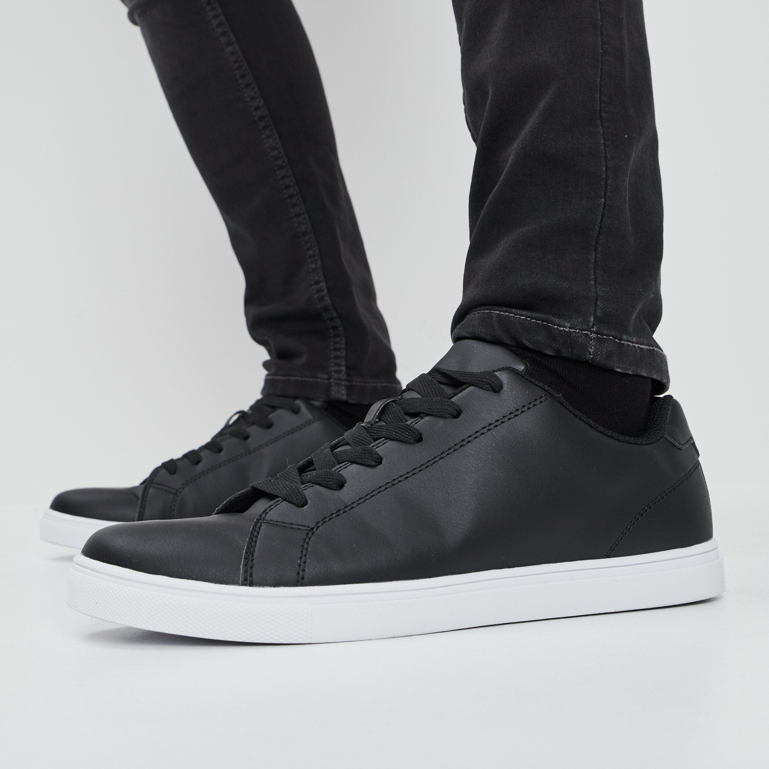 Baskets plates noir homme