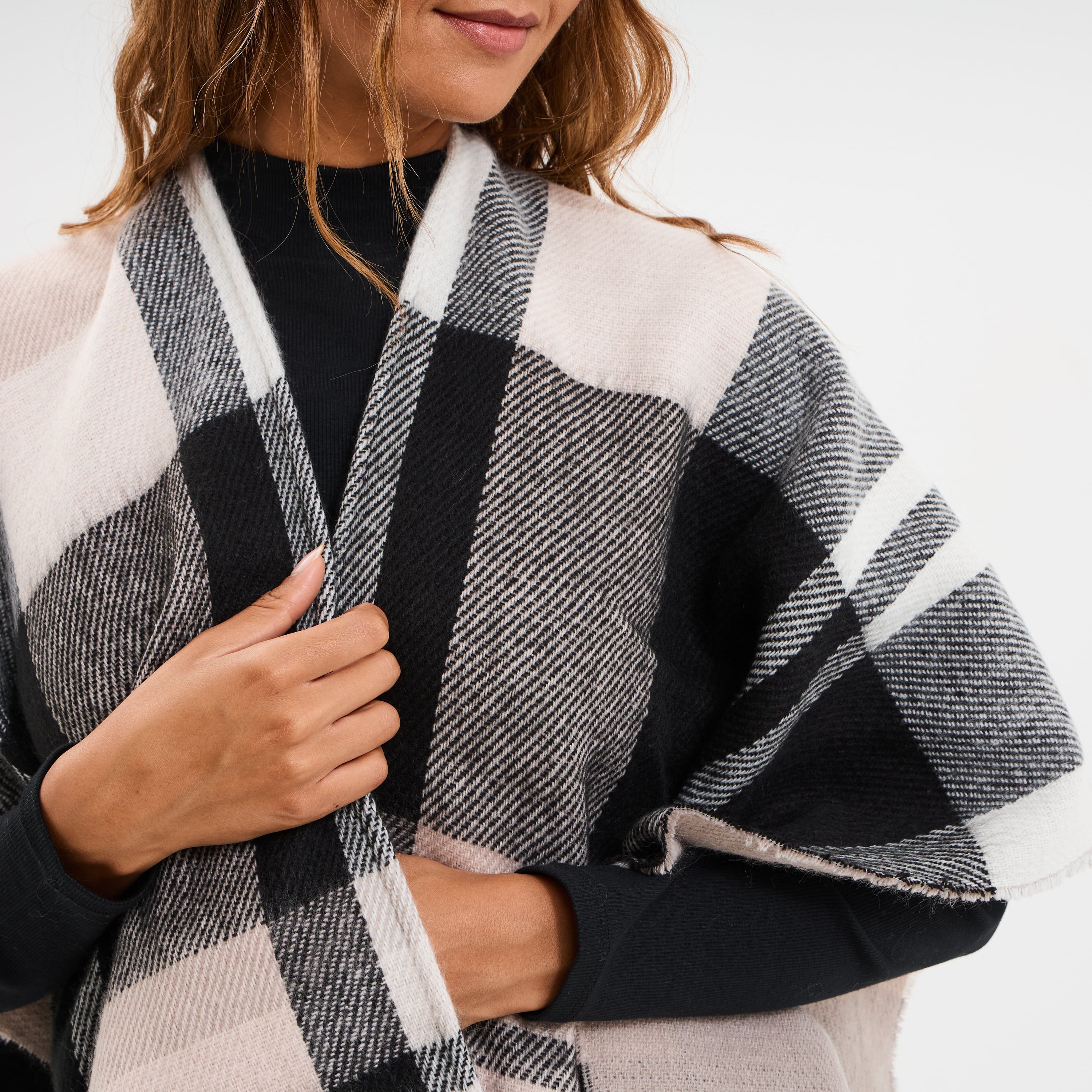 Poncho &agrave; franges mi-long noir femme