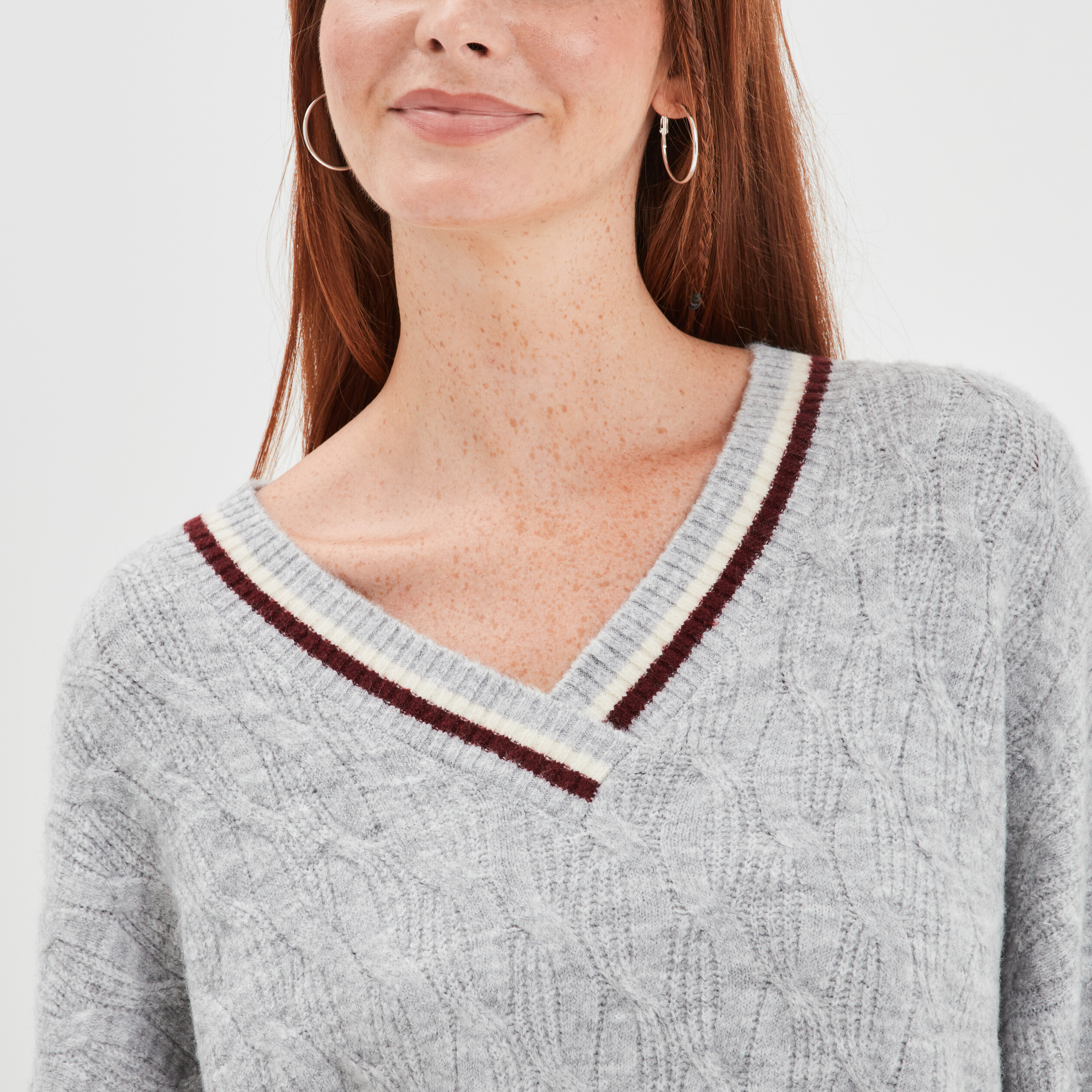 Pull col en V à torsades Creeks gris clair femme
