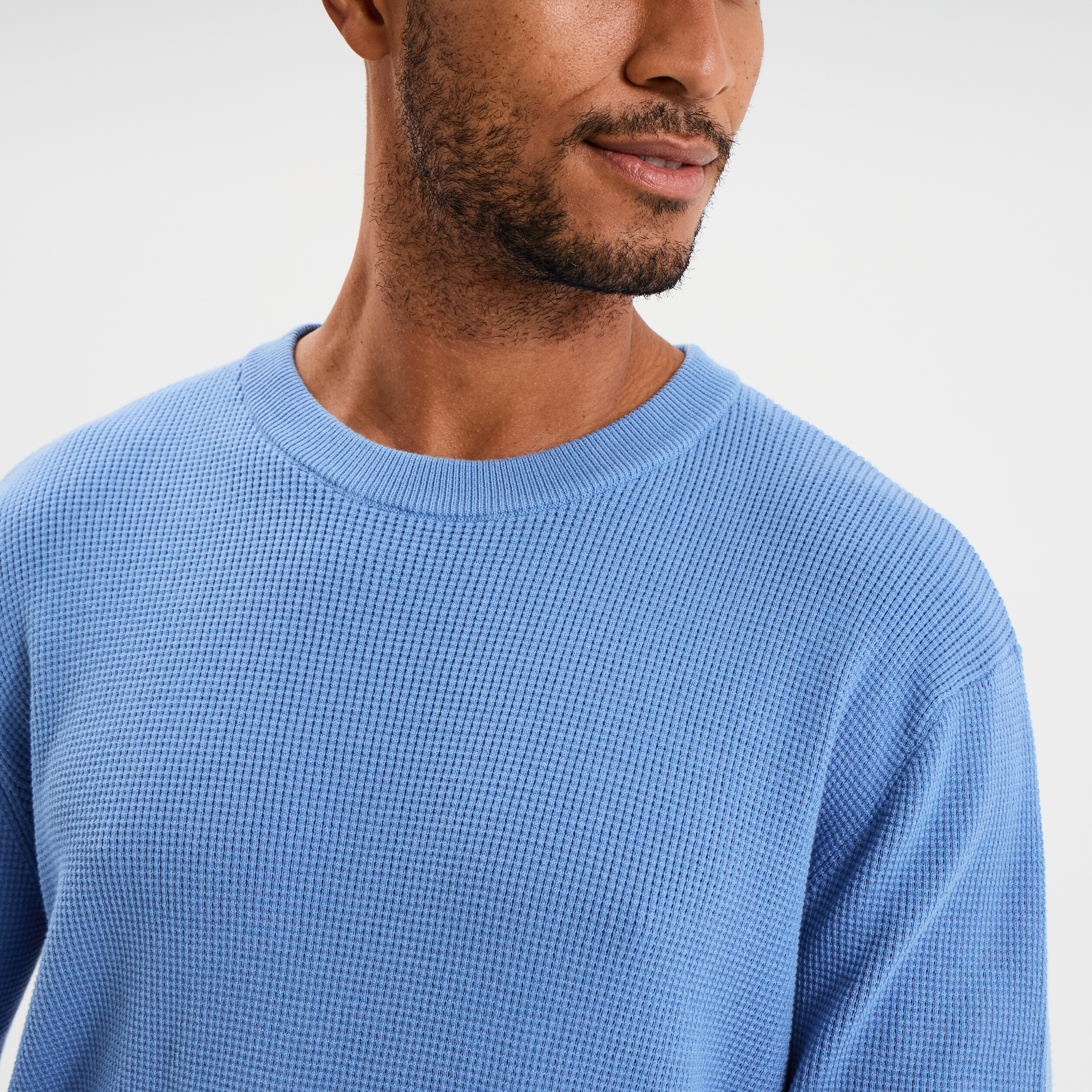 Pull en maille textur&eacute;e col rond bleu homme