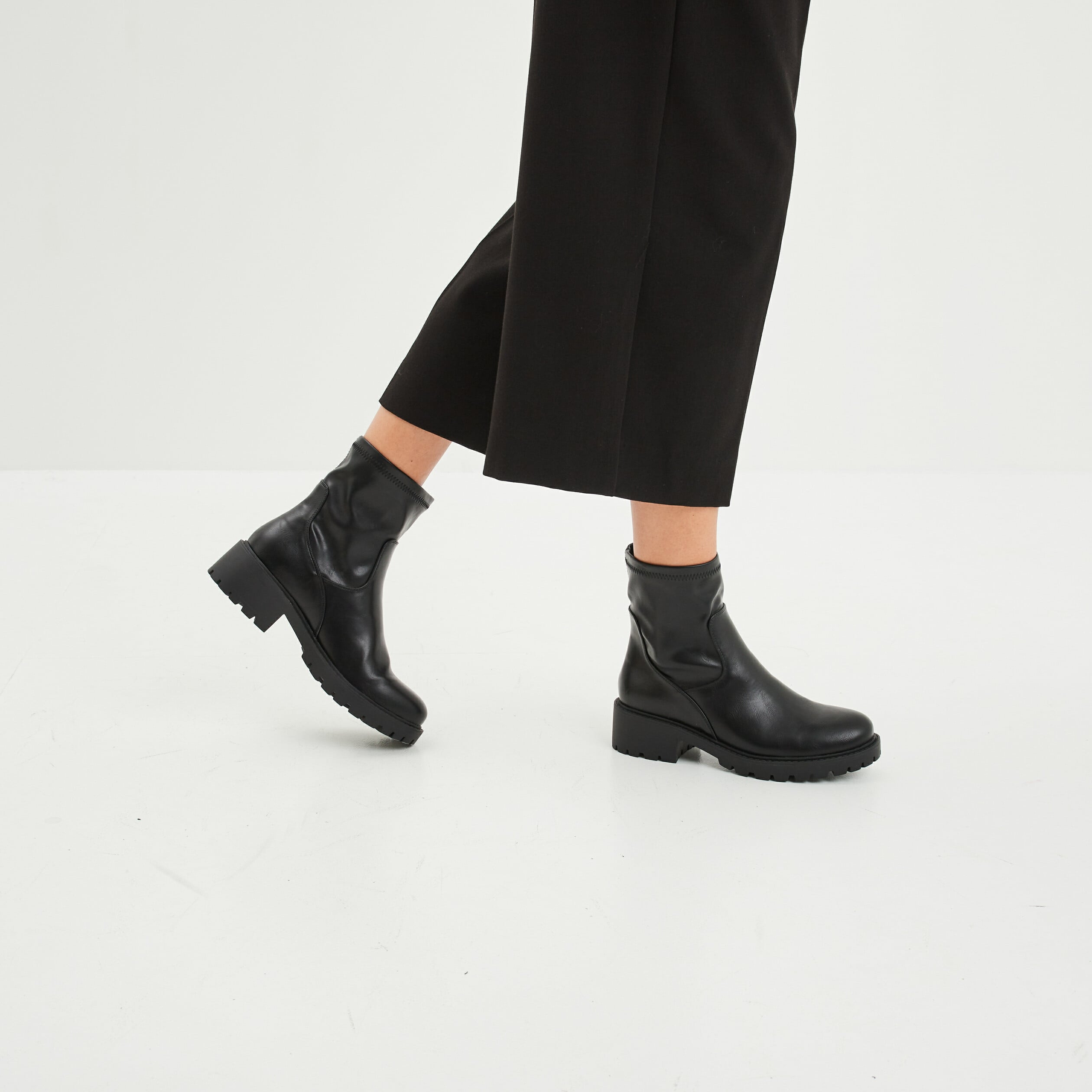 Bottines ranger crant&eacute;es bout rond noir femme