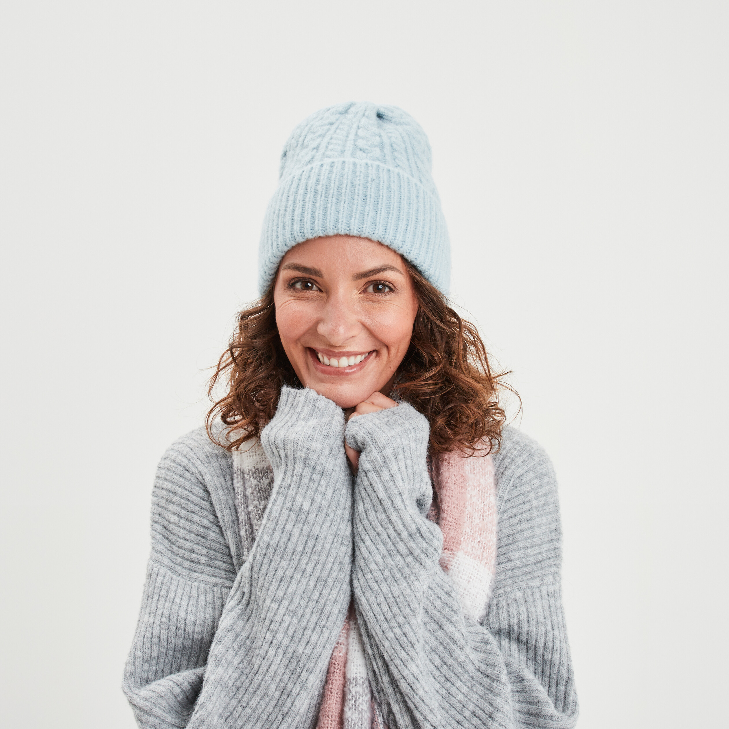 Bonnet tricoté torsades bleu ciel femme