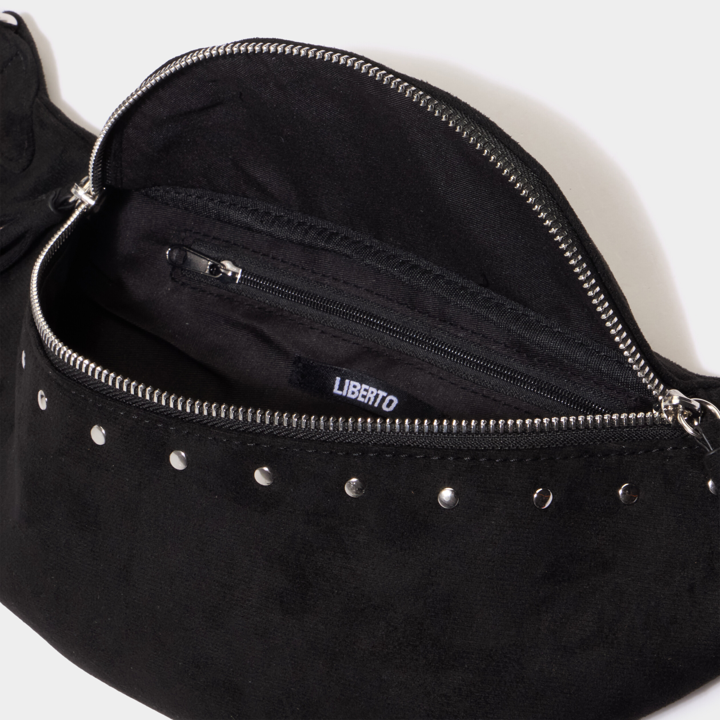 Sac banane su&eacute;dine avec d&eacute;tails clout&eacute;s noir femme