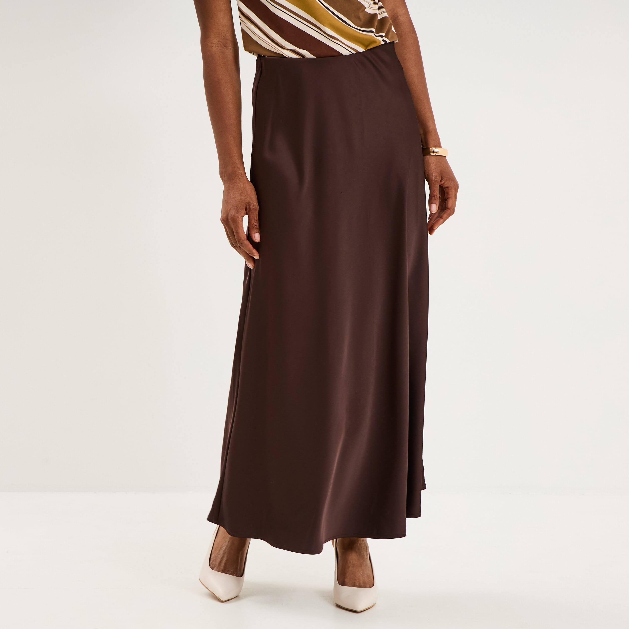 Jupe longue &eacute;vas&eacute;e effet satin marron fonc&eacute; femme