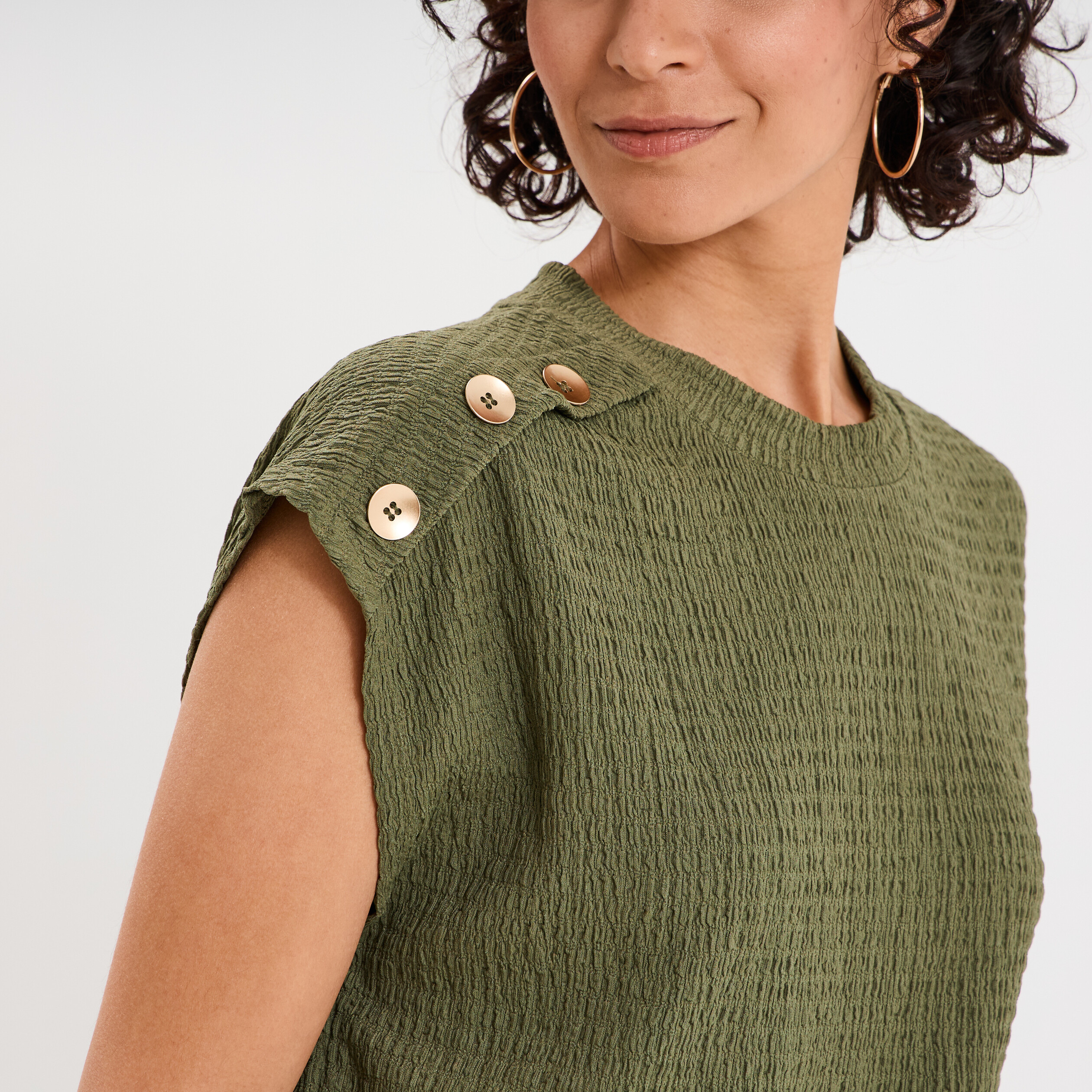 T-shirt gaufr&eacute; col rond avec boutons vert kaki femme