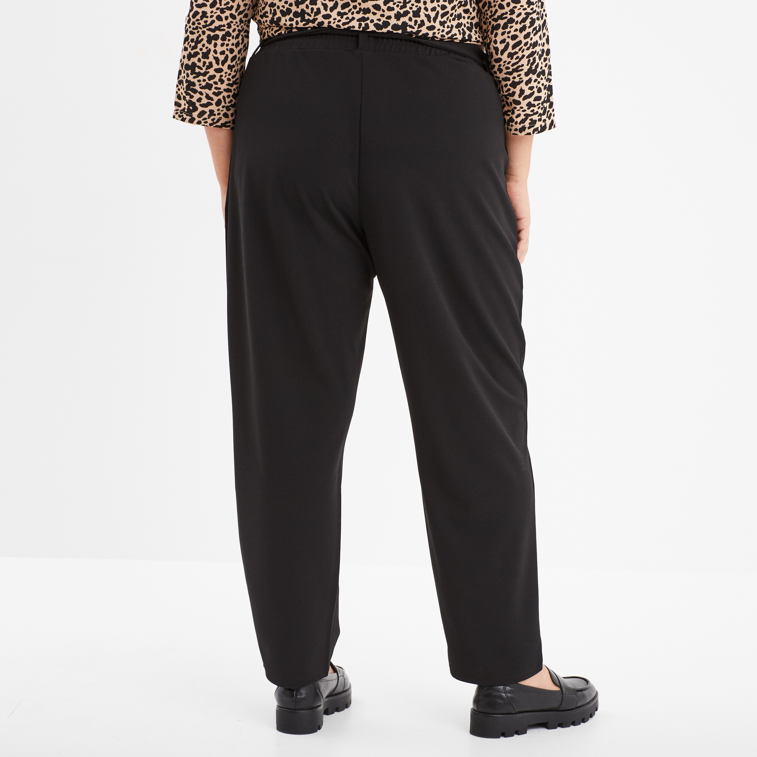 Pantalon cigarette ceintur&eacute; effet cr&ecirc;pe noir femme grande taille