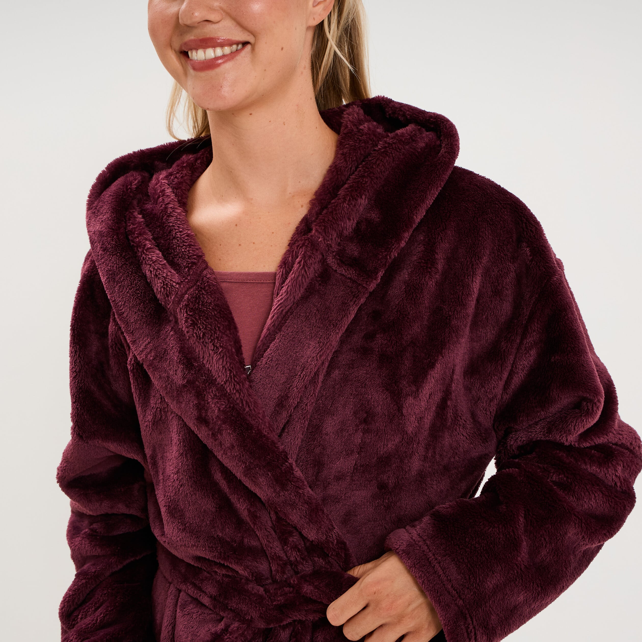 Peignoir effet velours &agrave; capuche prune femme