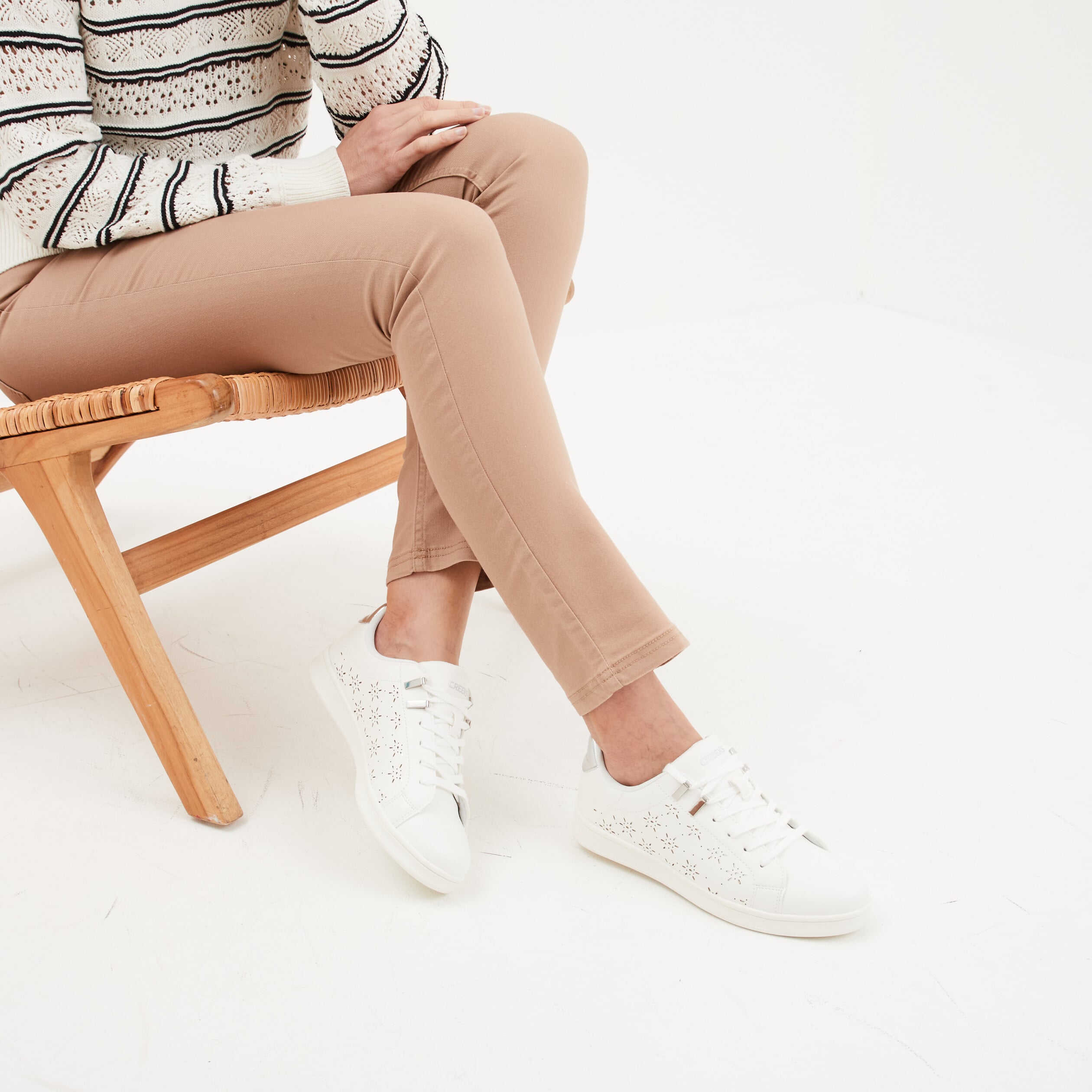 Baskets perfor&eacute;es semelle plate blanc femme